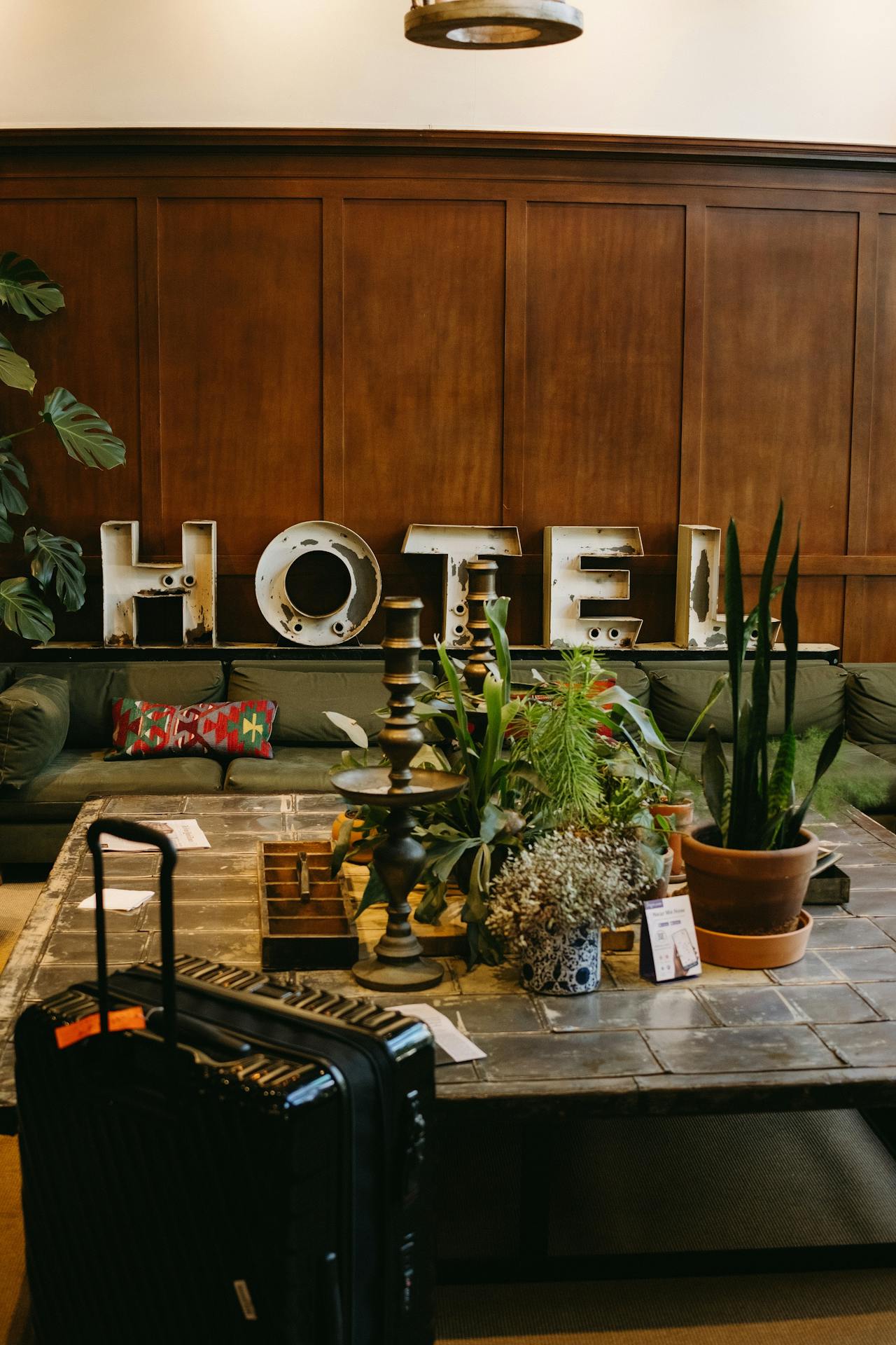 Suitcases in a hotel lobby | Source: Pexels