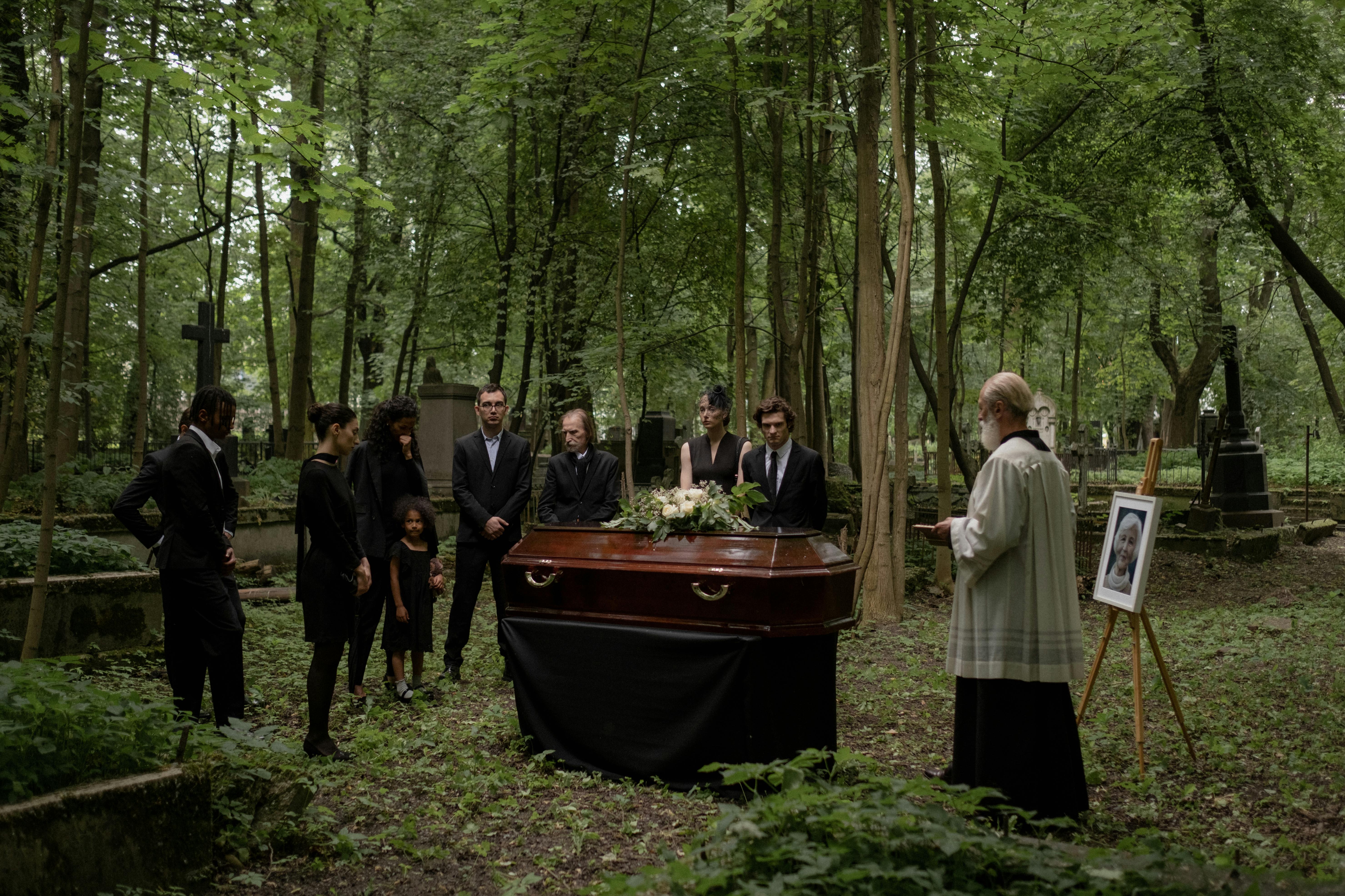 People mourning | Source: Pexels
