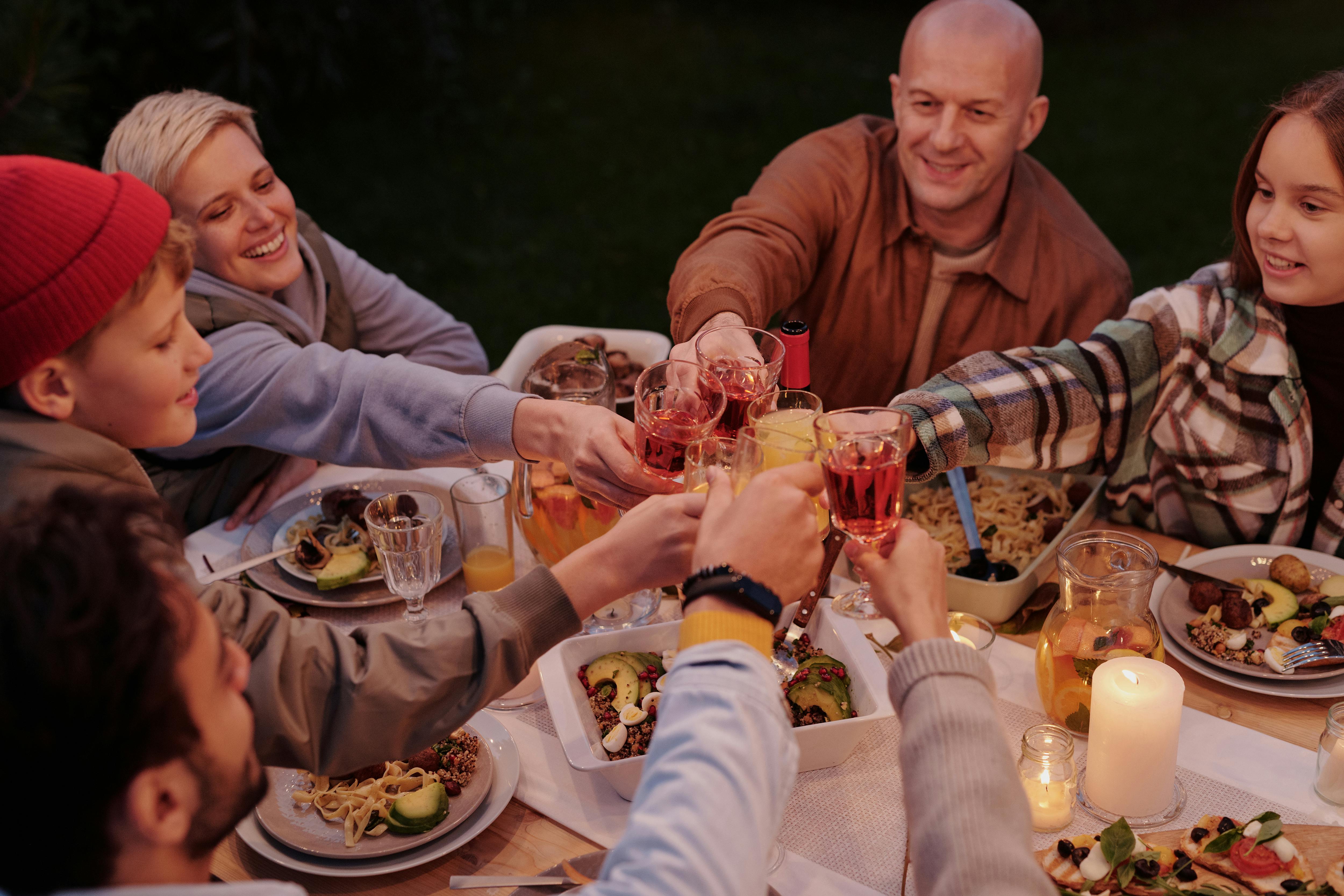 A family toasting | Source: Pexels