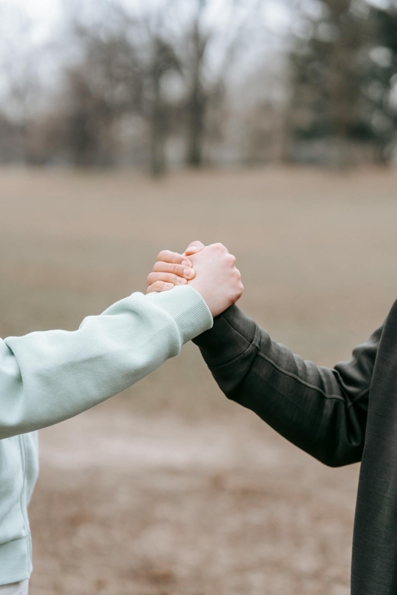 People holding hands | Source: Pexels