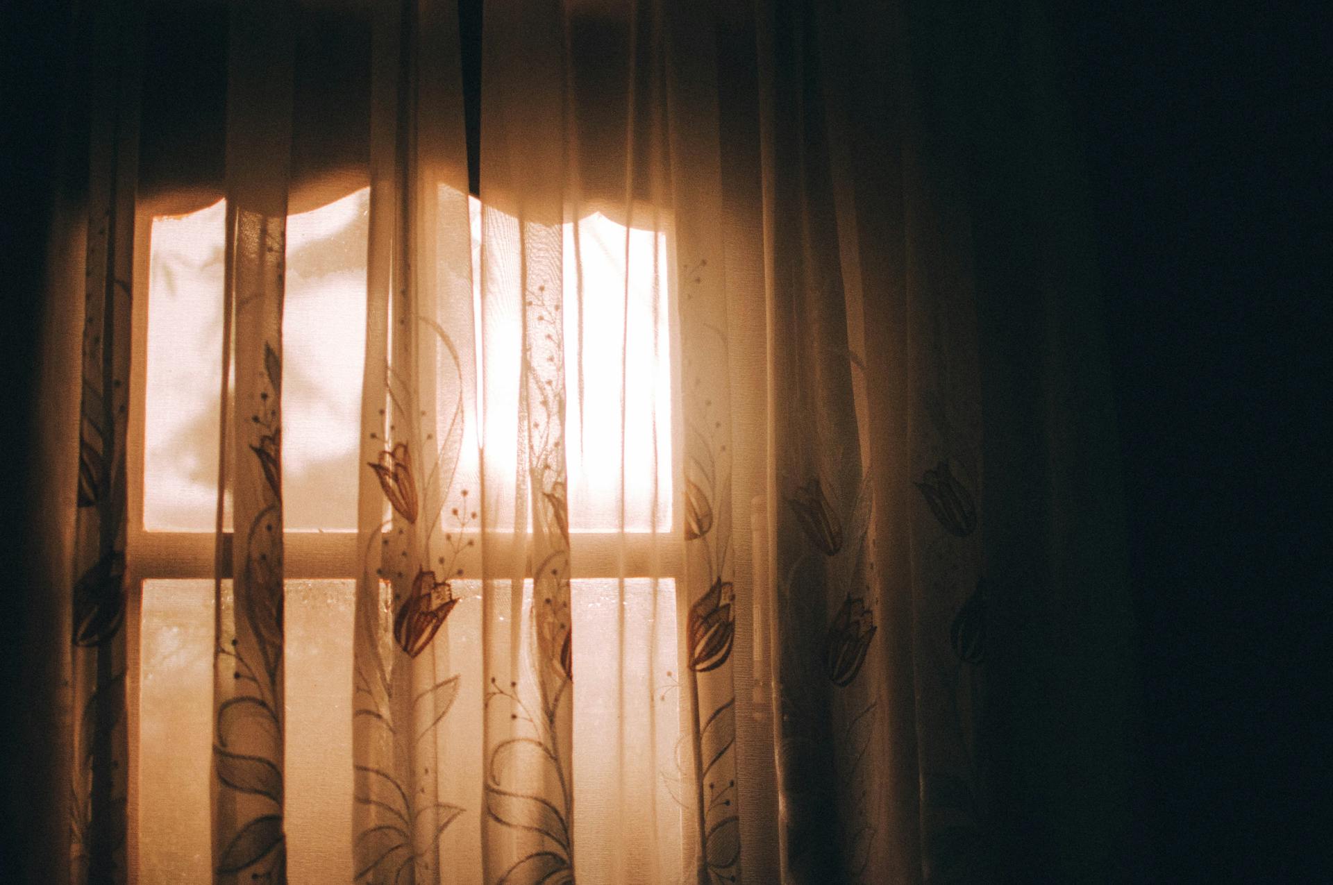 Sunlight shining through a window | Source: Pexels