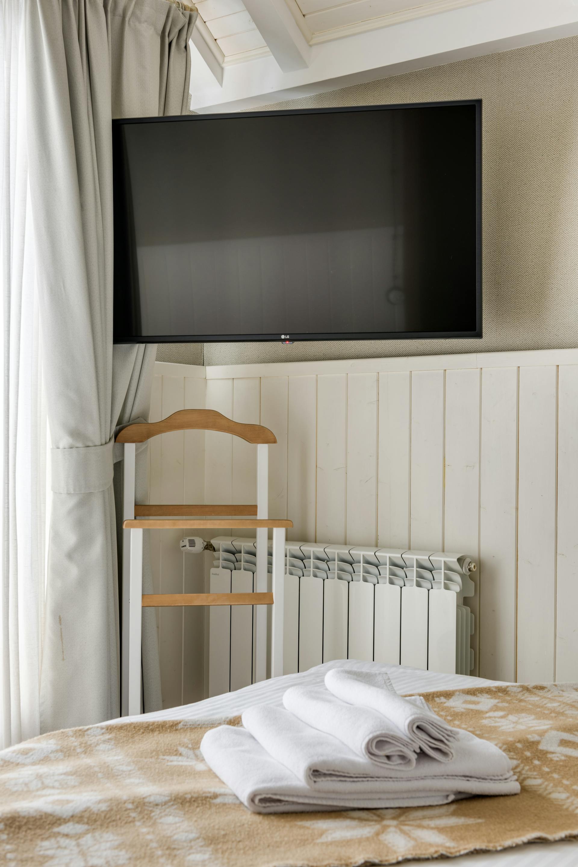 Uma TV no quarto | Fonte: Pexels