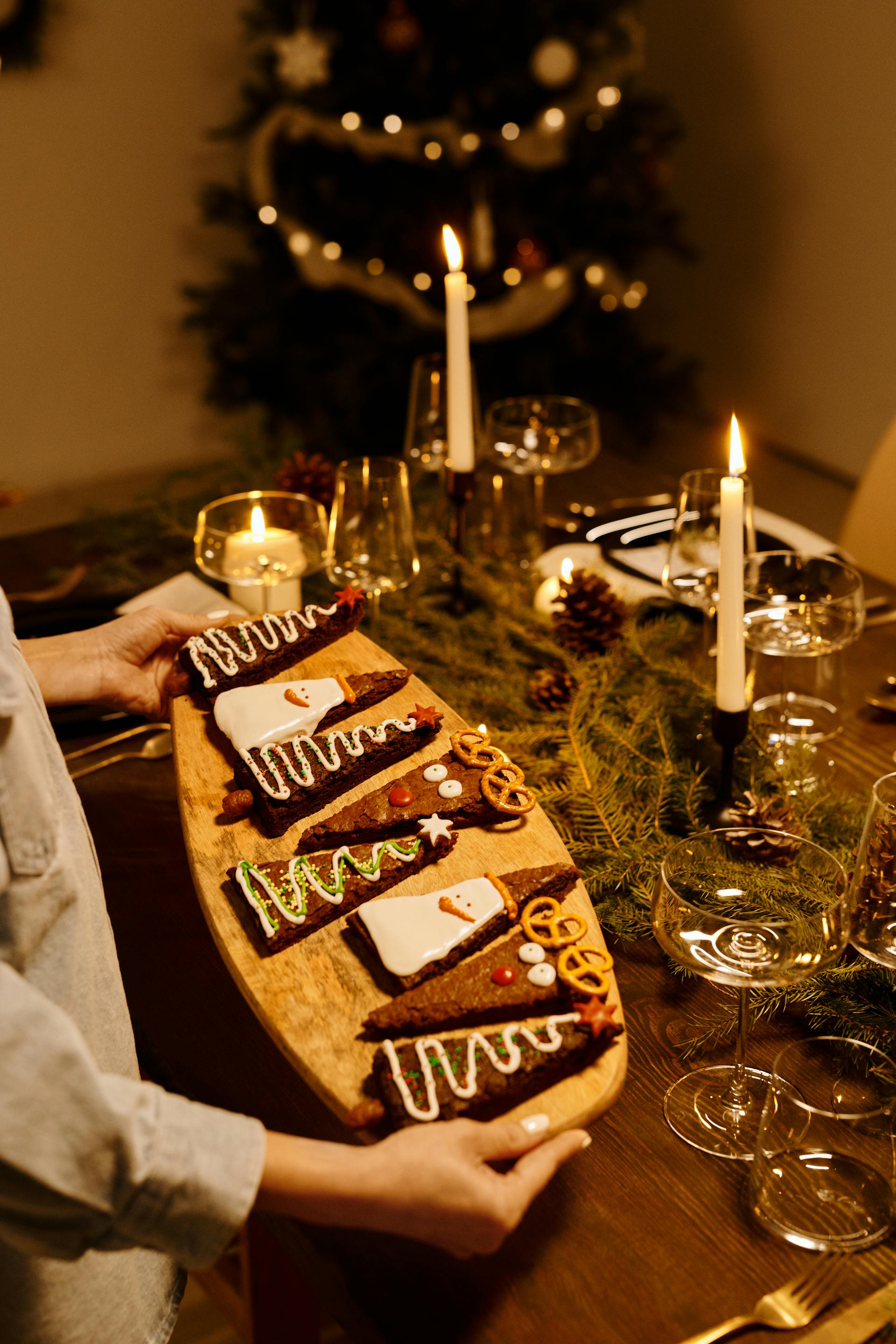 A woman holding a wooden tray of brownies | Source: Pexels