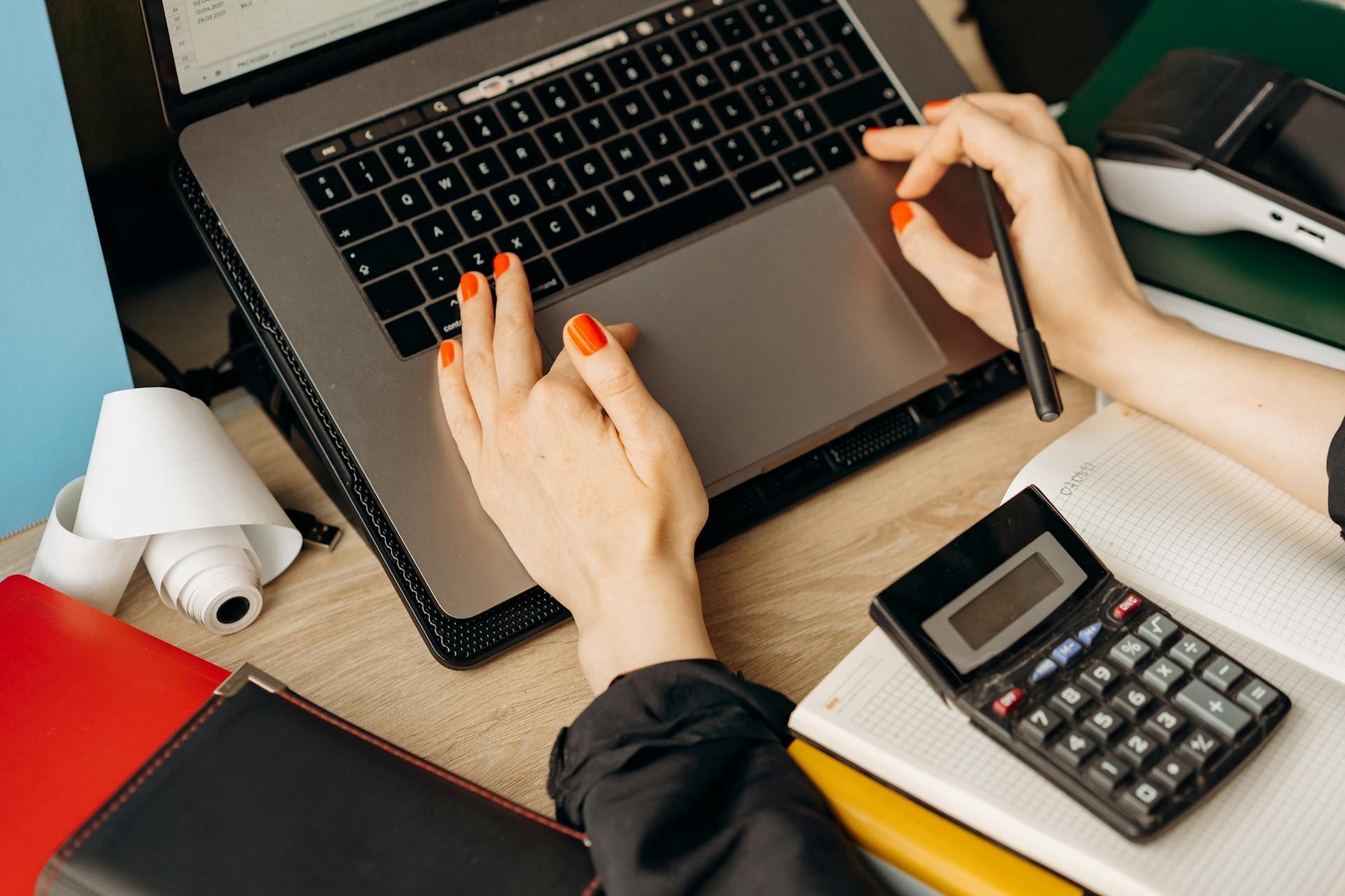 A woman using a laptop | Source: Pexels