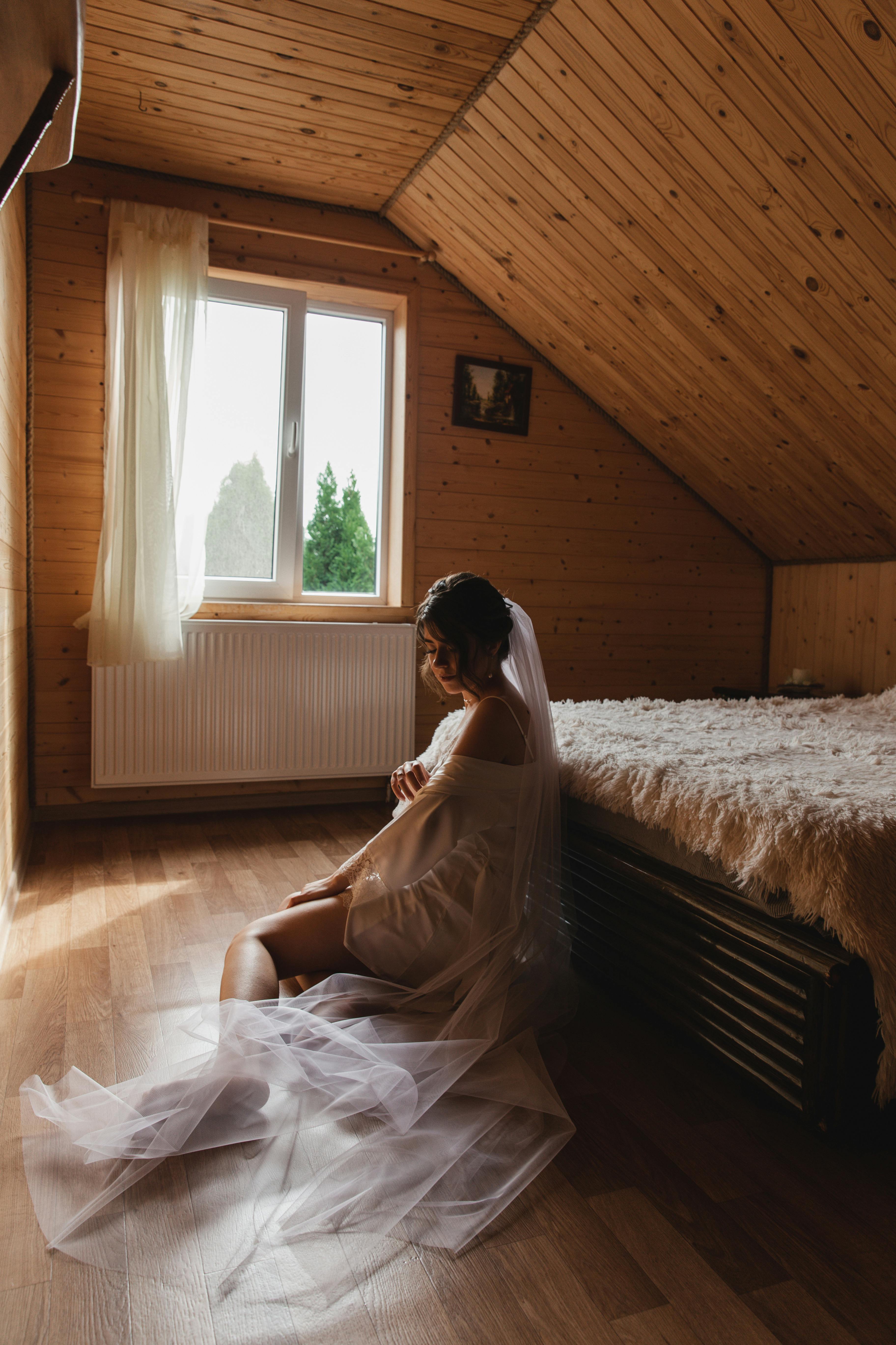 A distraught bride sitting on the floor | Source: Pexels