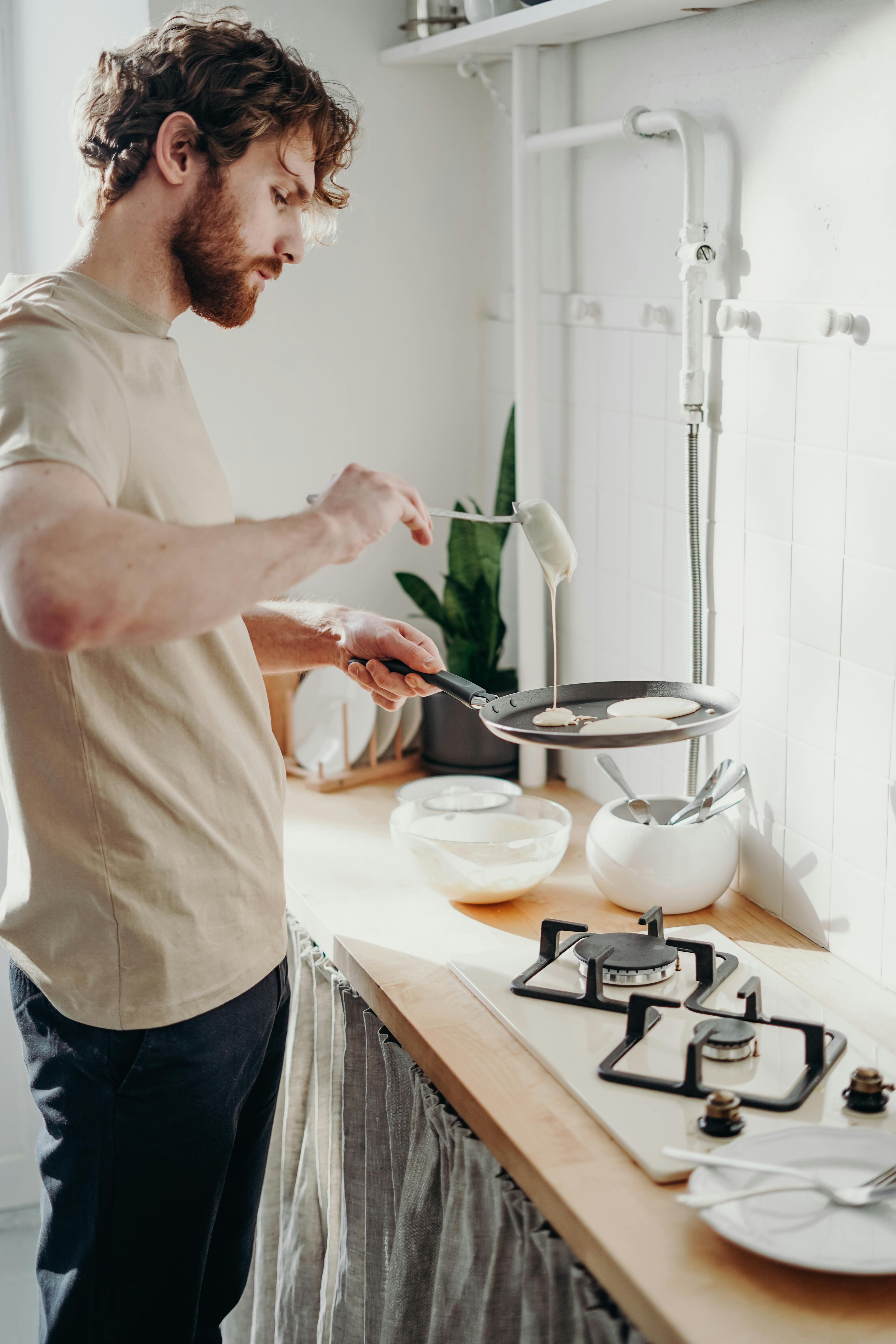 Un hombre preparando comida en una estufa | Fuente: Pexels