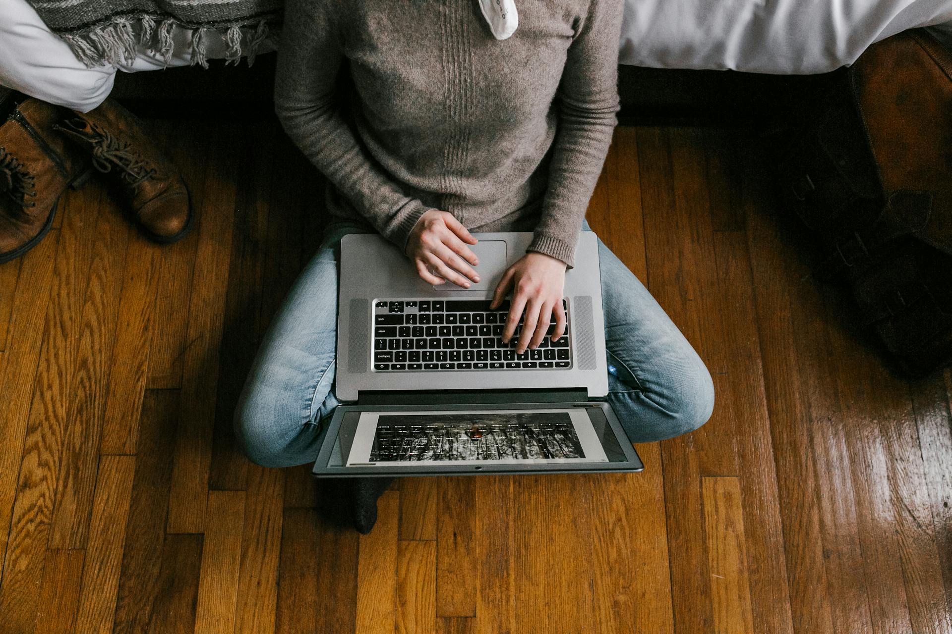 A woman typing on a laptop | Source: Pexels