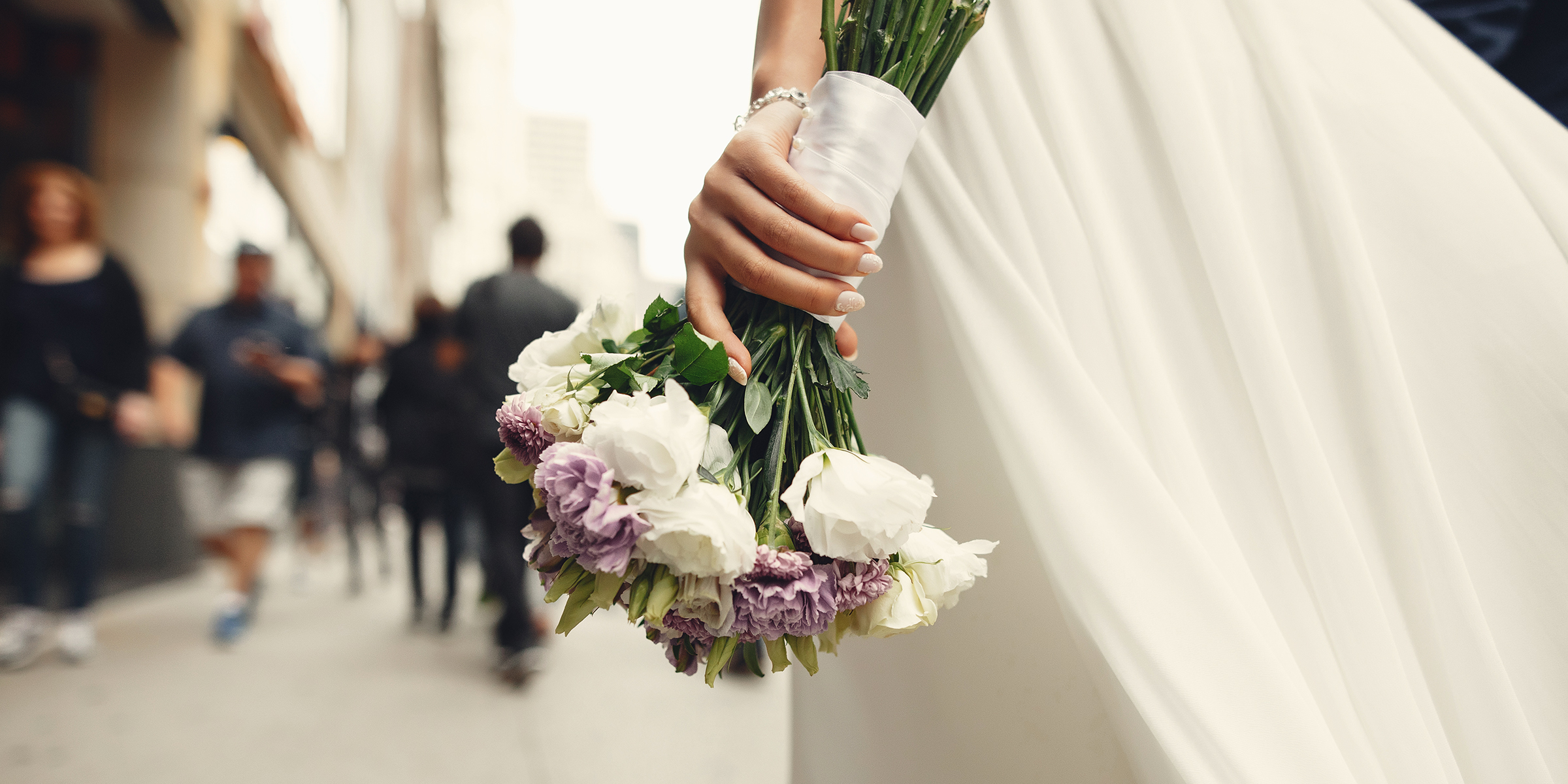 A bride holding a bouquet | Source: freepik.com/prostooleh