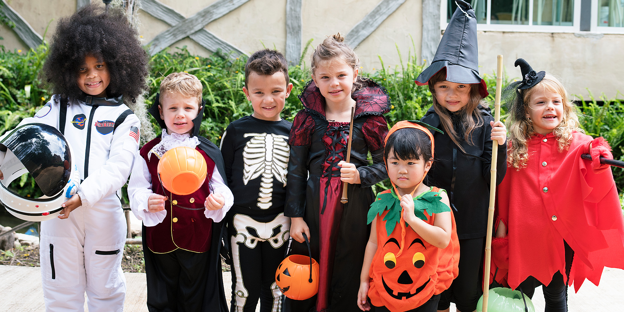 A group of kids dressed in Halloween costumes | Source: Freepik
