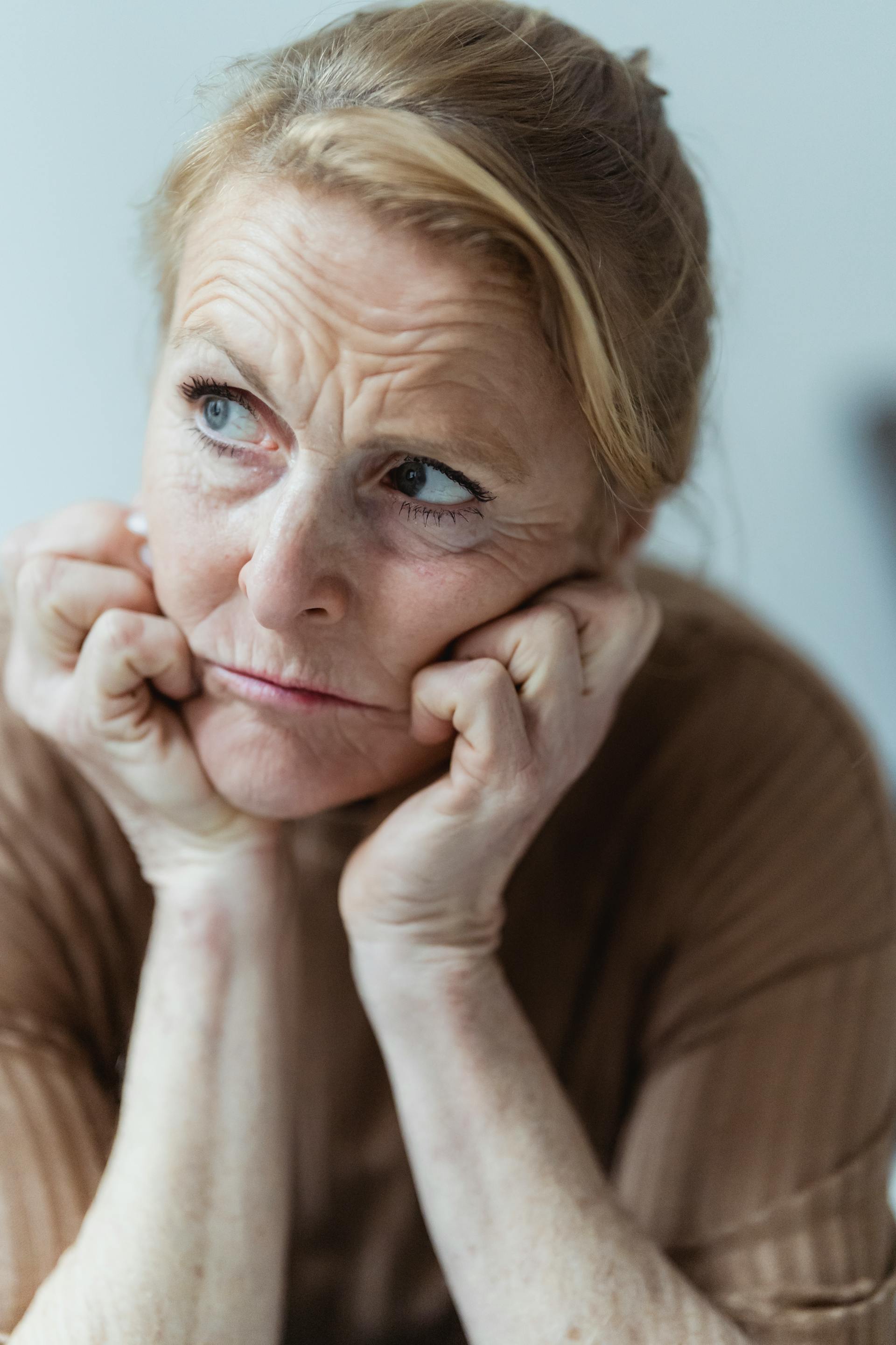 A sad senior woman looking up | Source: Pexels