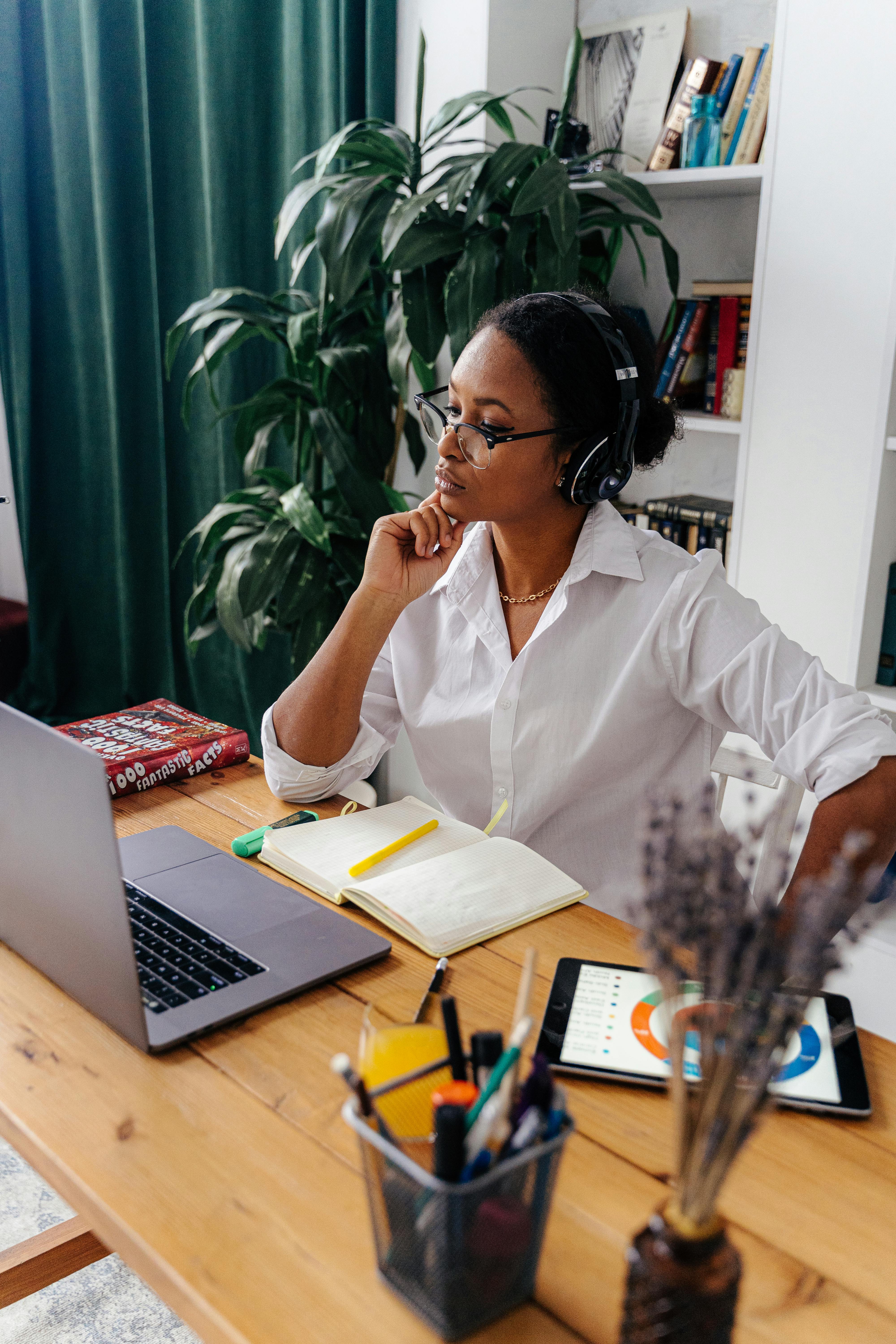 Uma mulher chateada olhando para um laptop | Fonte: Pexels