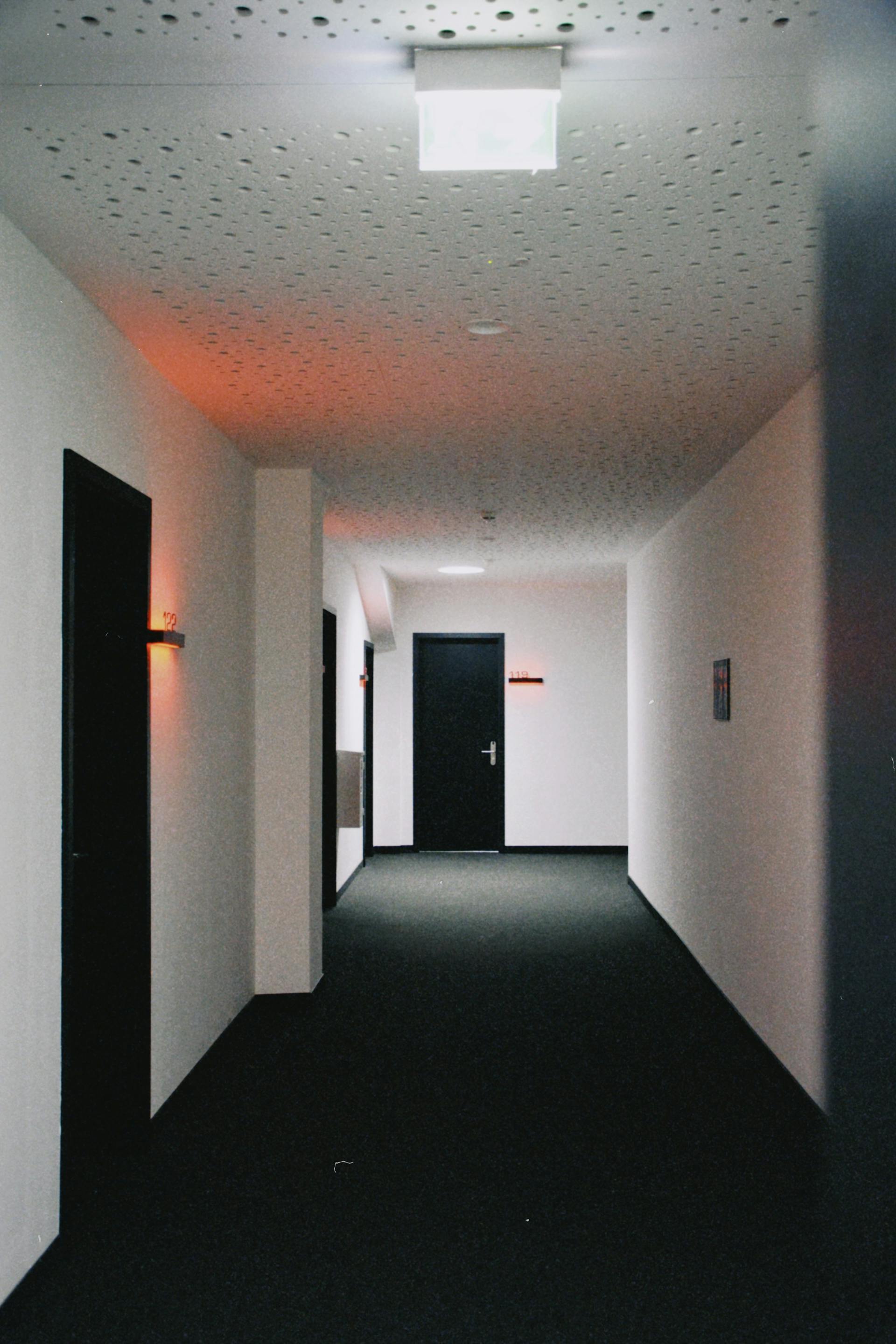 A clean hallway of an apartment building | Source: Pexels