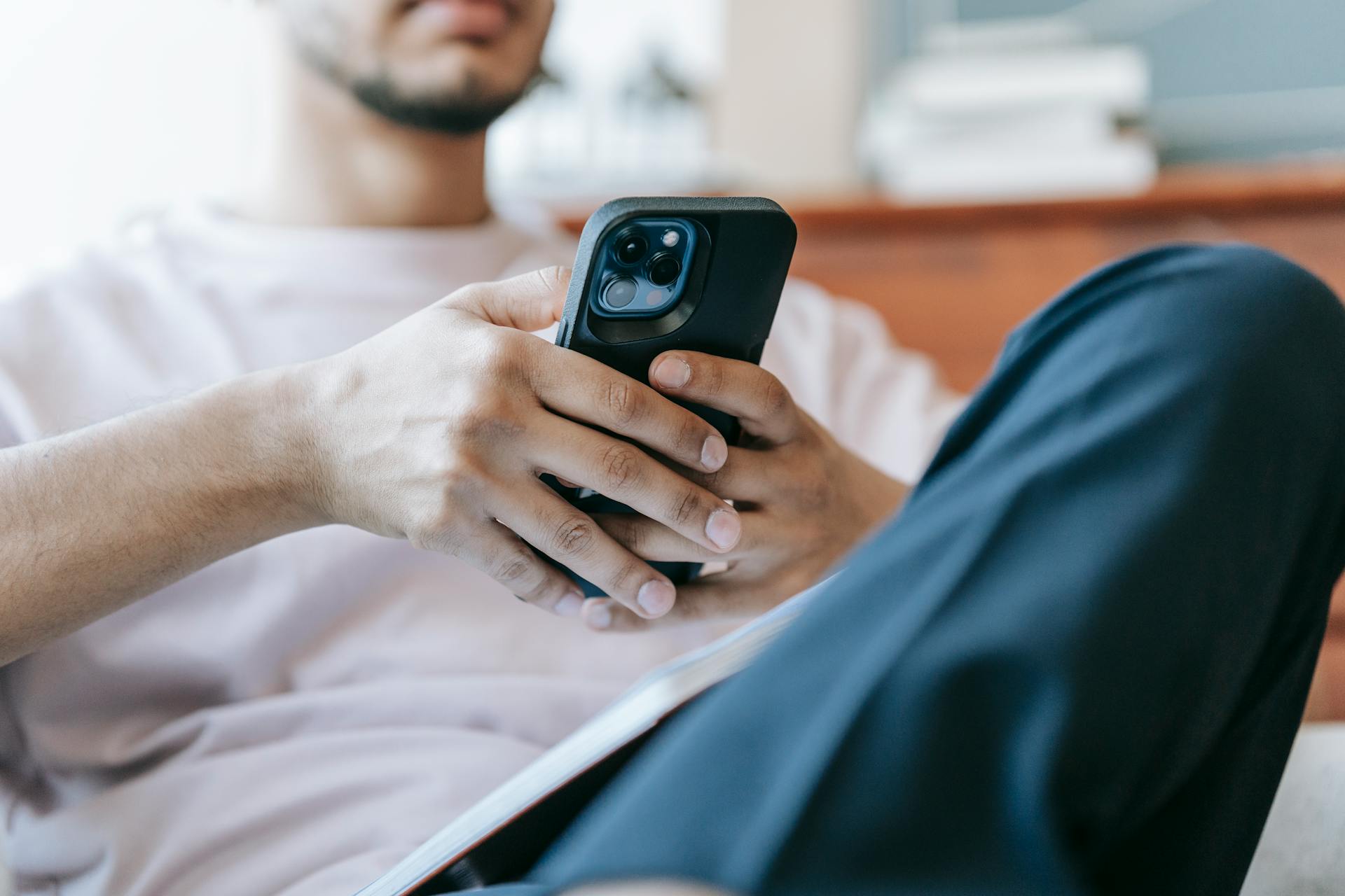 A man holding his phone | Source: Pexels