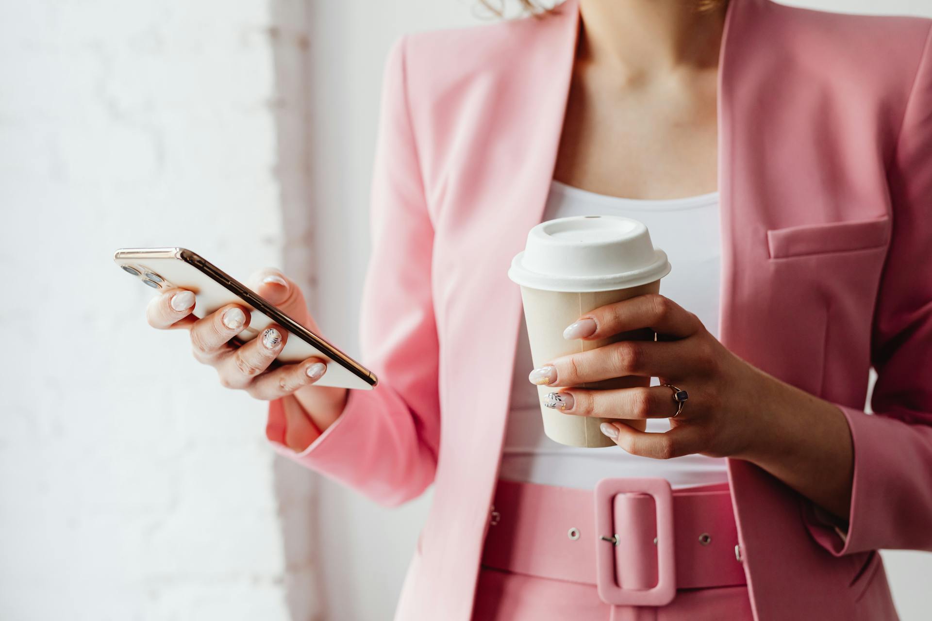 A woman using her cell phone | Source: Pexels