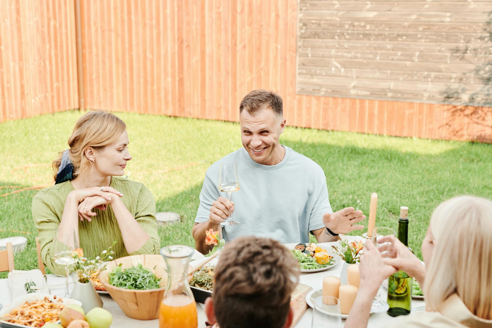 A family eating outdoors | Source: Pexels