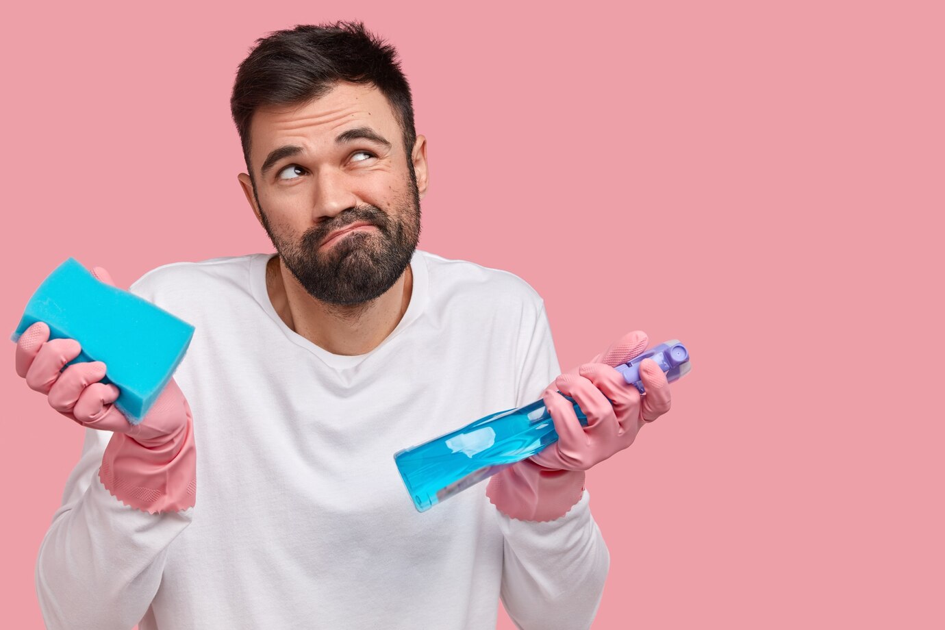 A clueless man with cleaning supplies | Source: Freepik