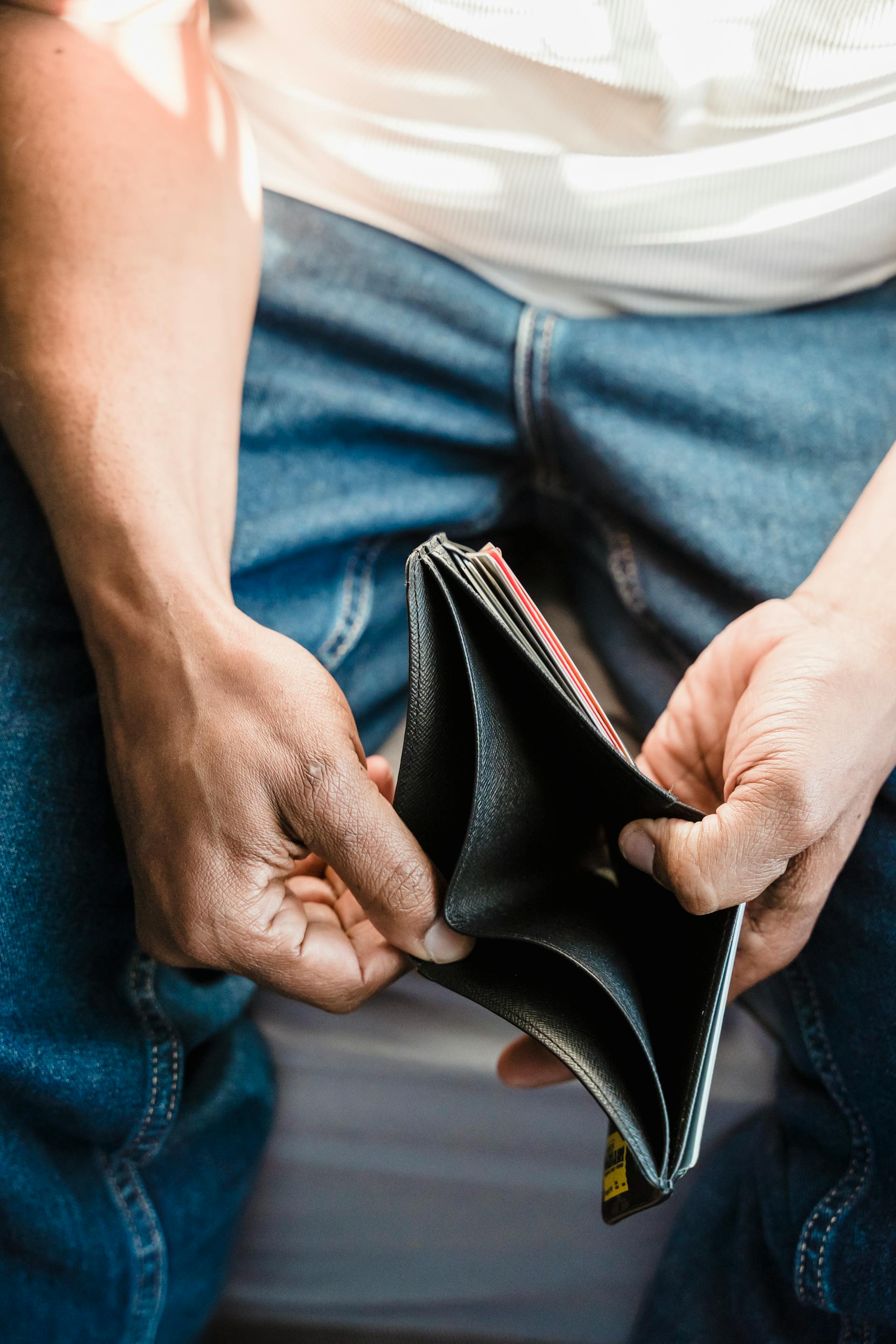 A man holding his wallet | Source: Pexels