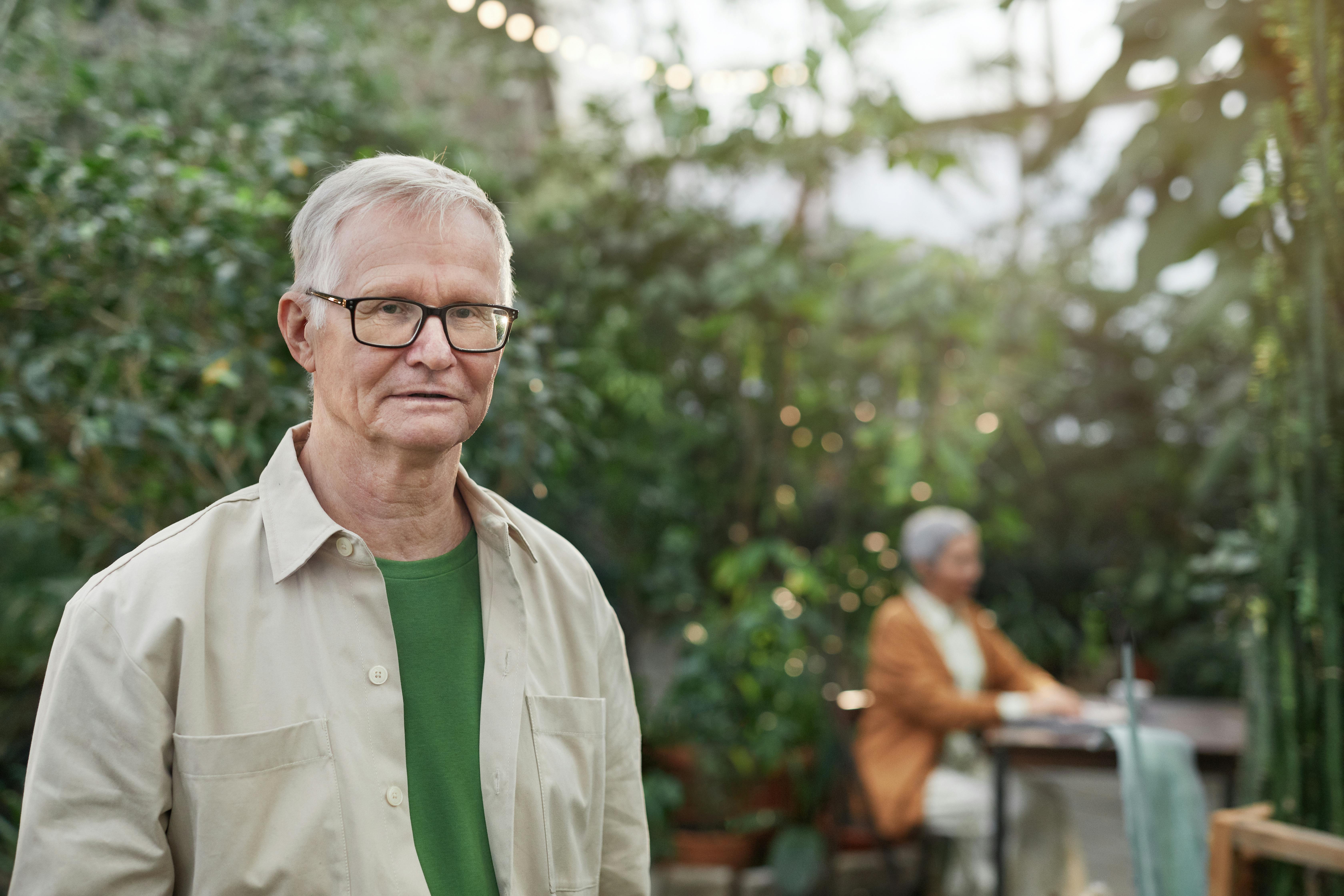 A mature man talking | Source: Pexels