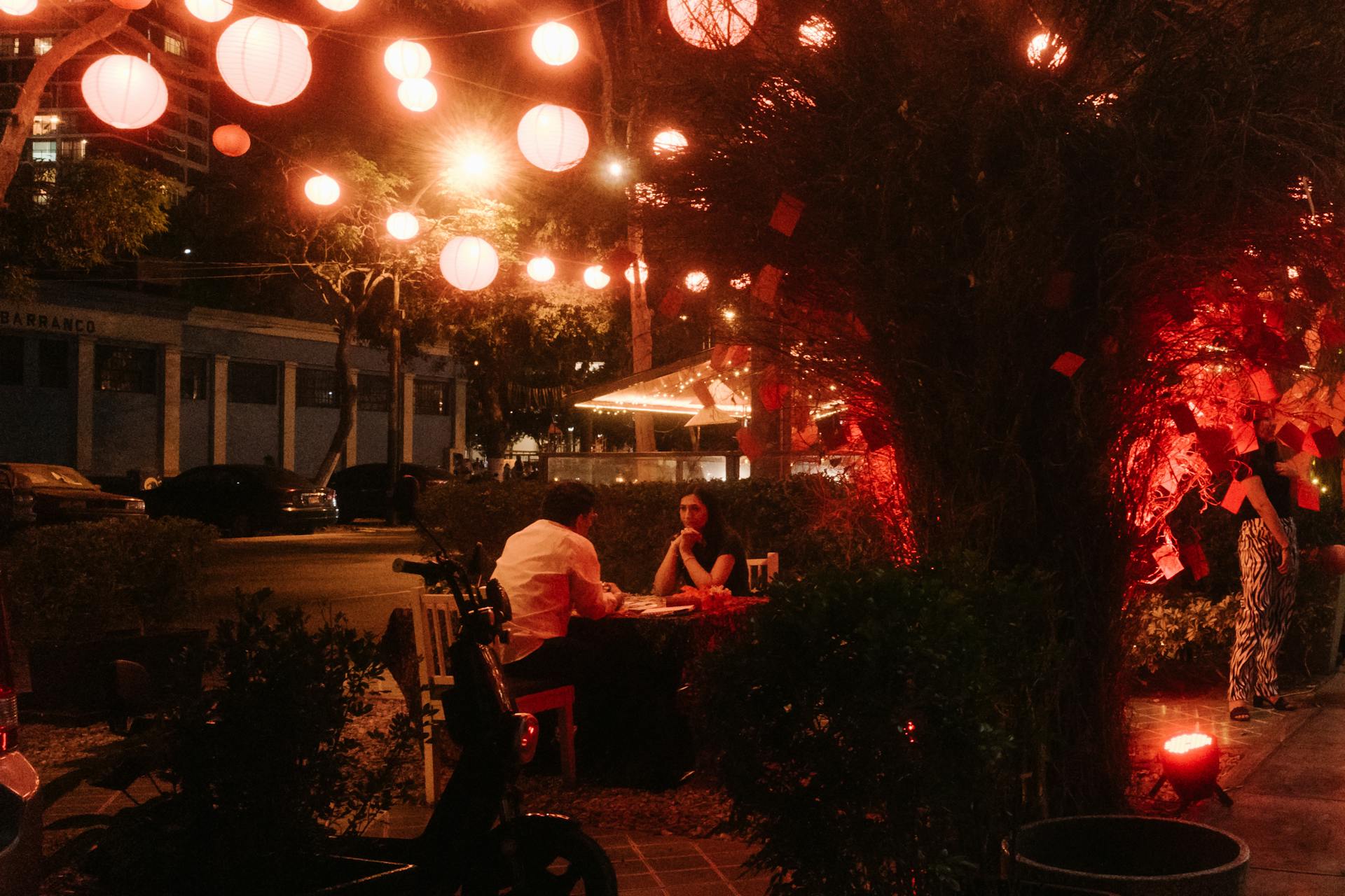 People enjoying a date in a restaurant | Source: Pexels