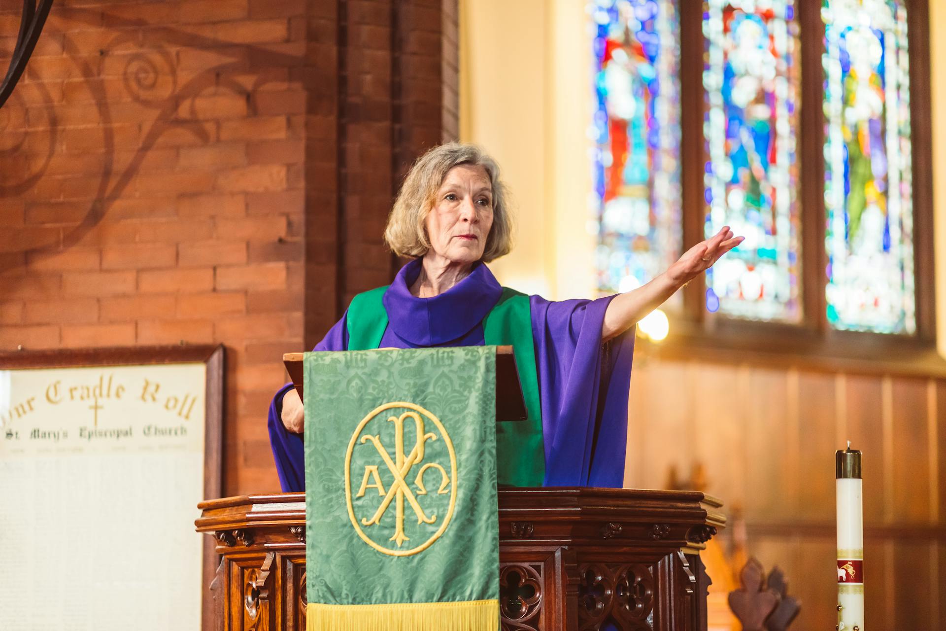 An older woman standing on the pulpit and talking | Source: Pexels