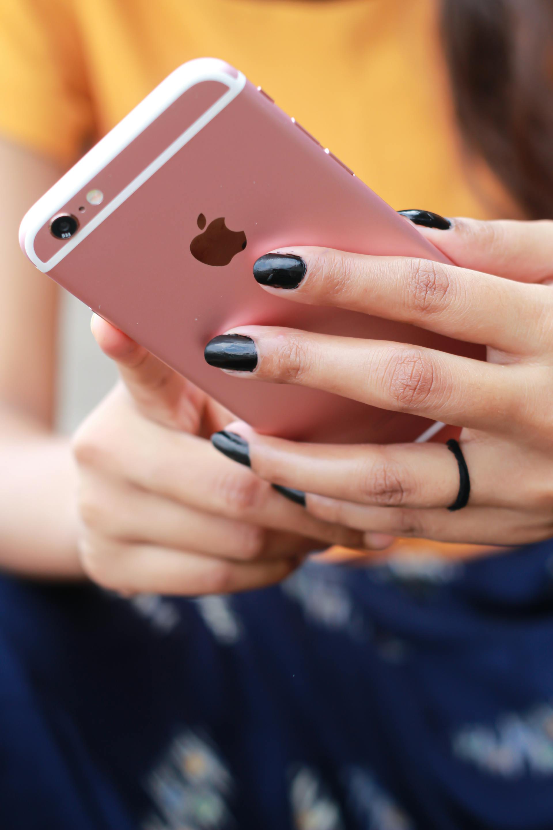 A woman holding a cell phone | Source: Pexels