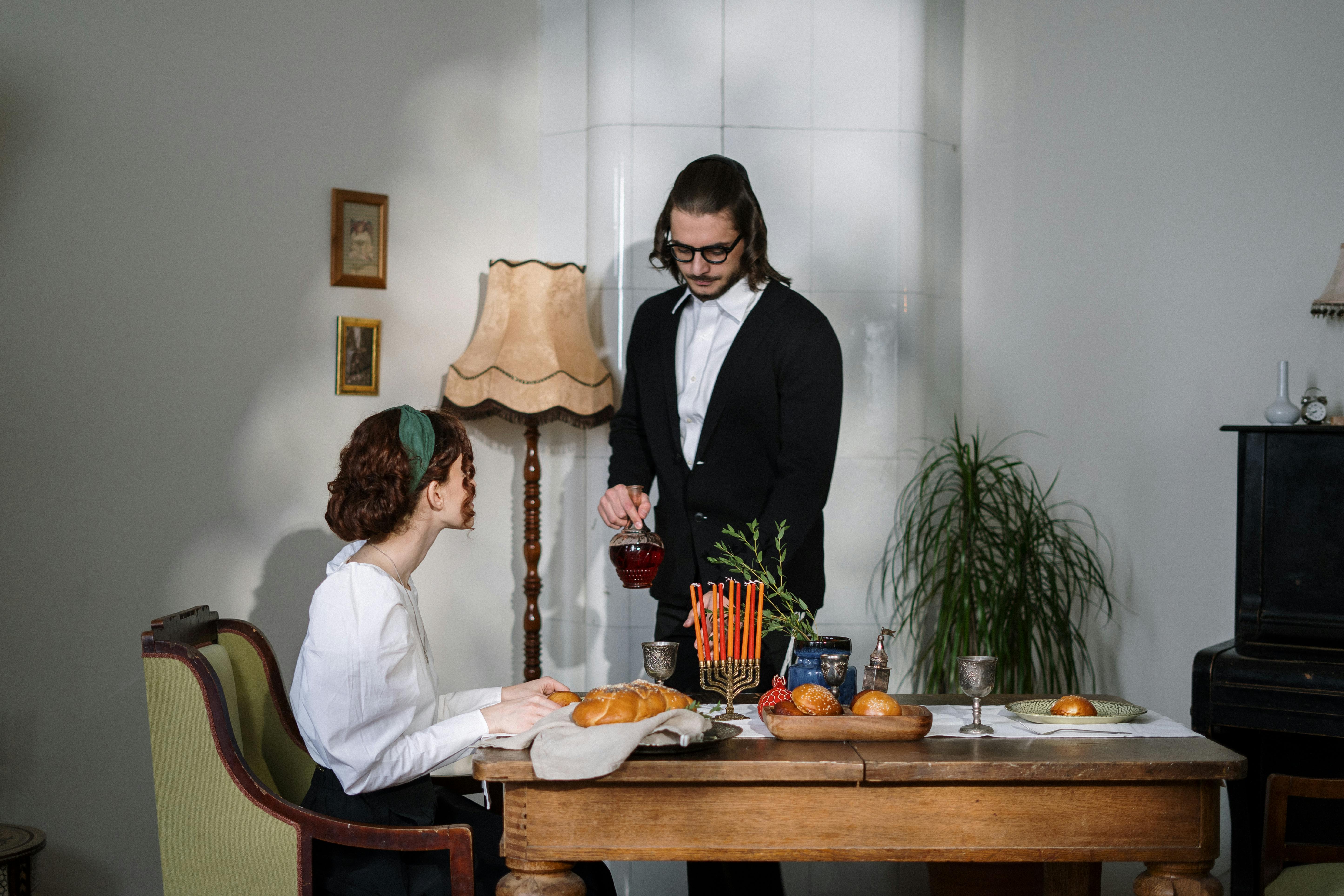 A couple at a dinner table | Source: Pexels