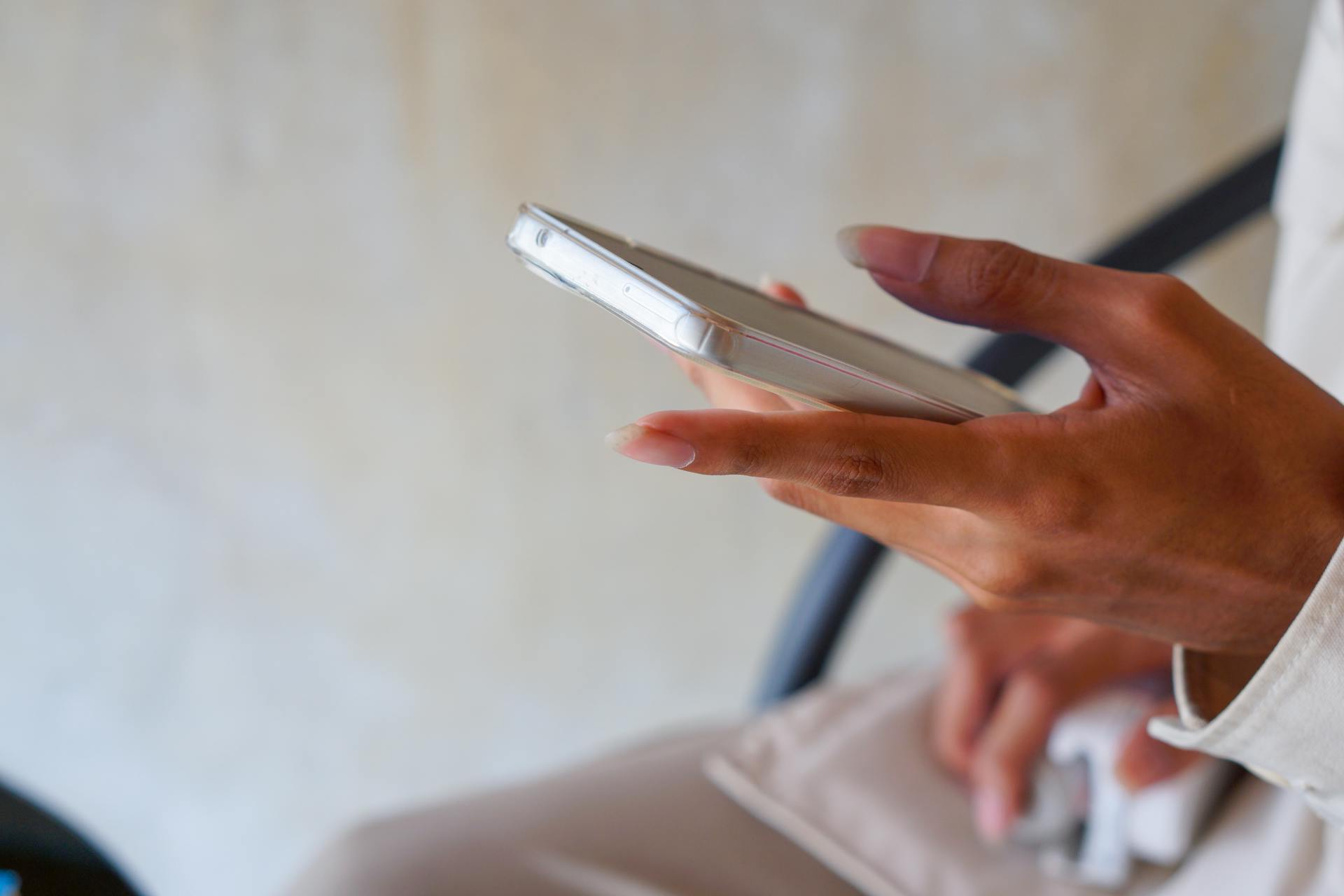 A woman using her phone | Source: Pexels