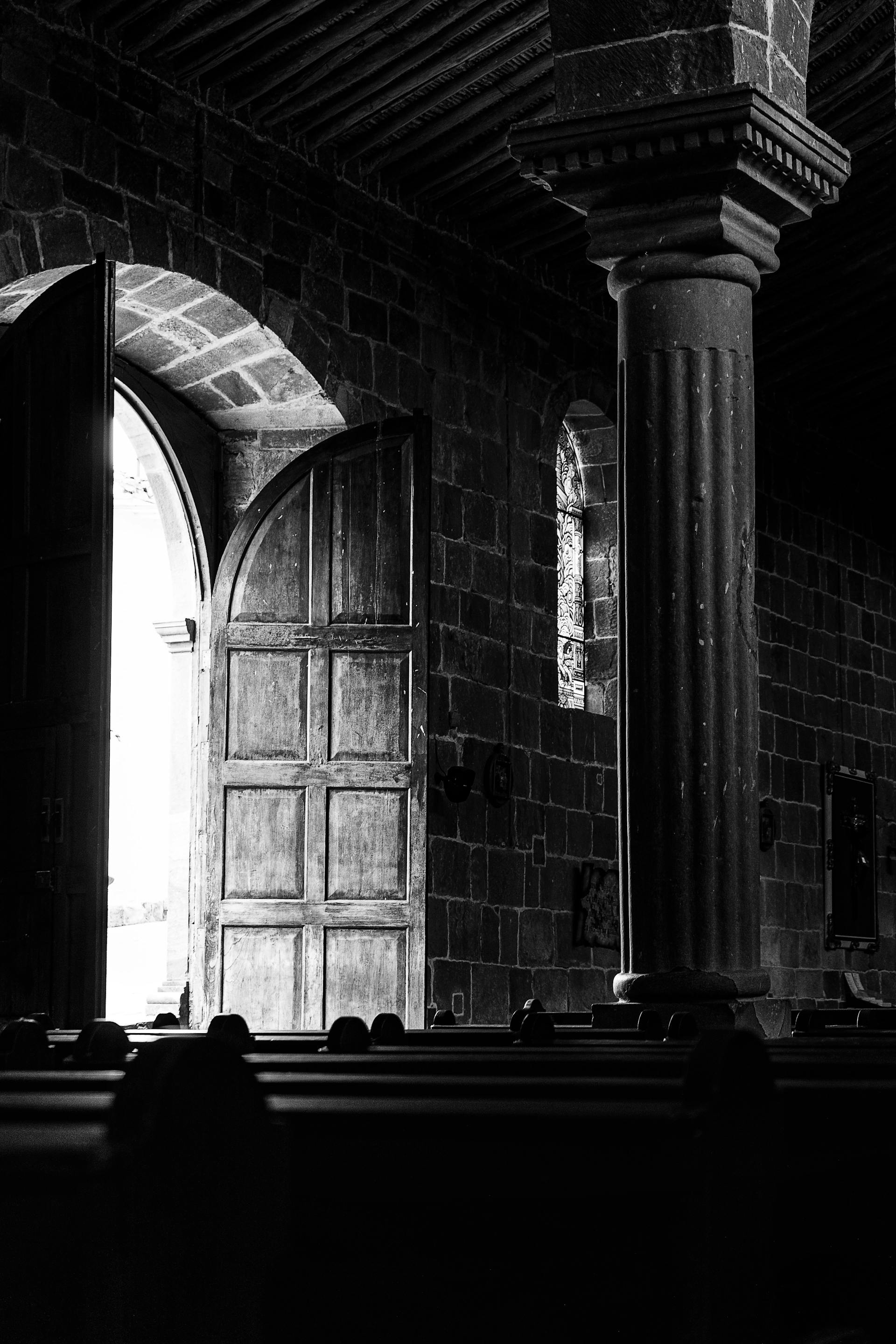 Open church doors | Source: Pexels