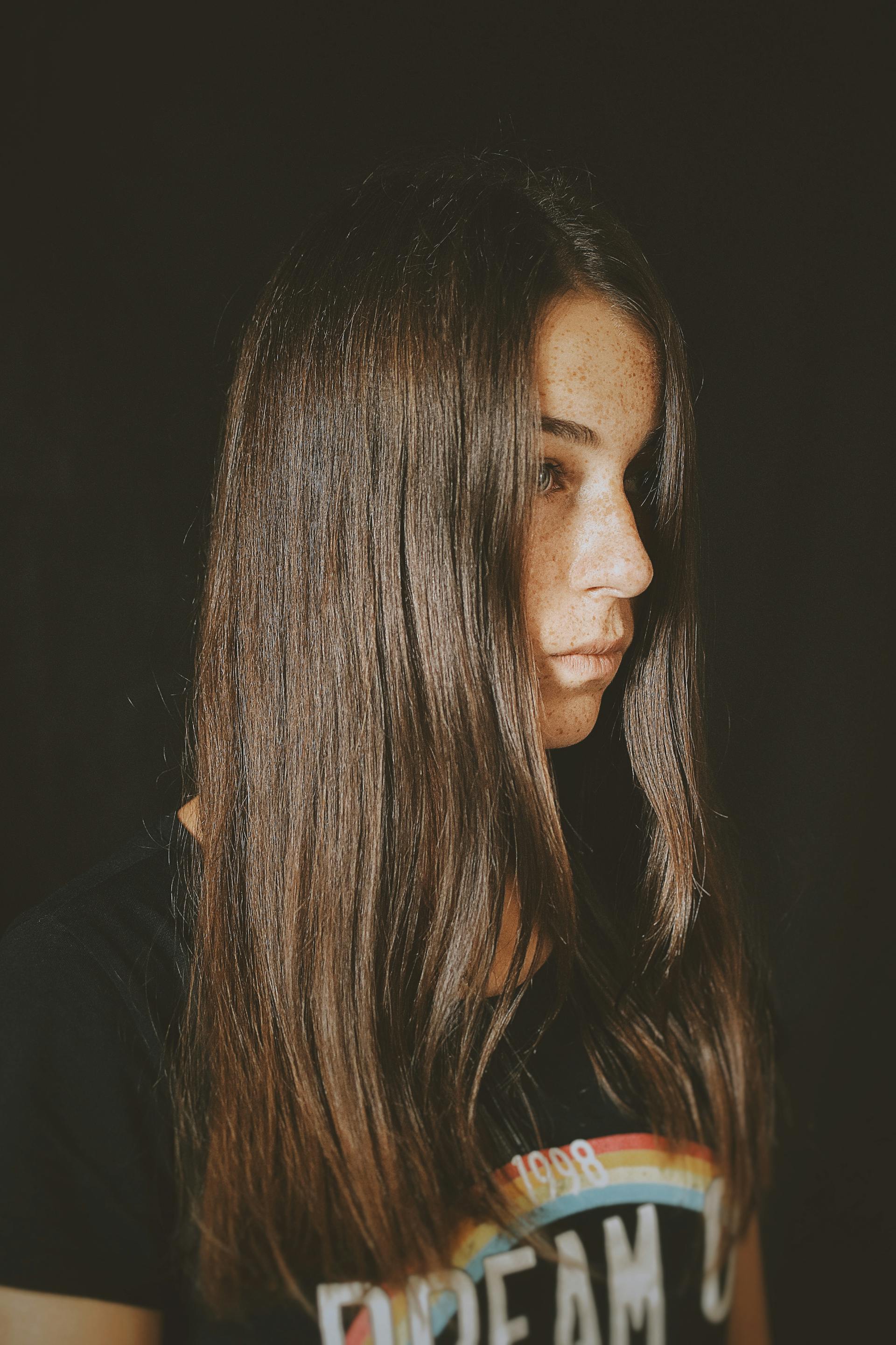 A woman staring at someone | Source: Pexels