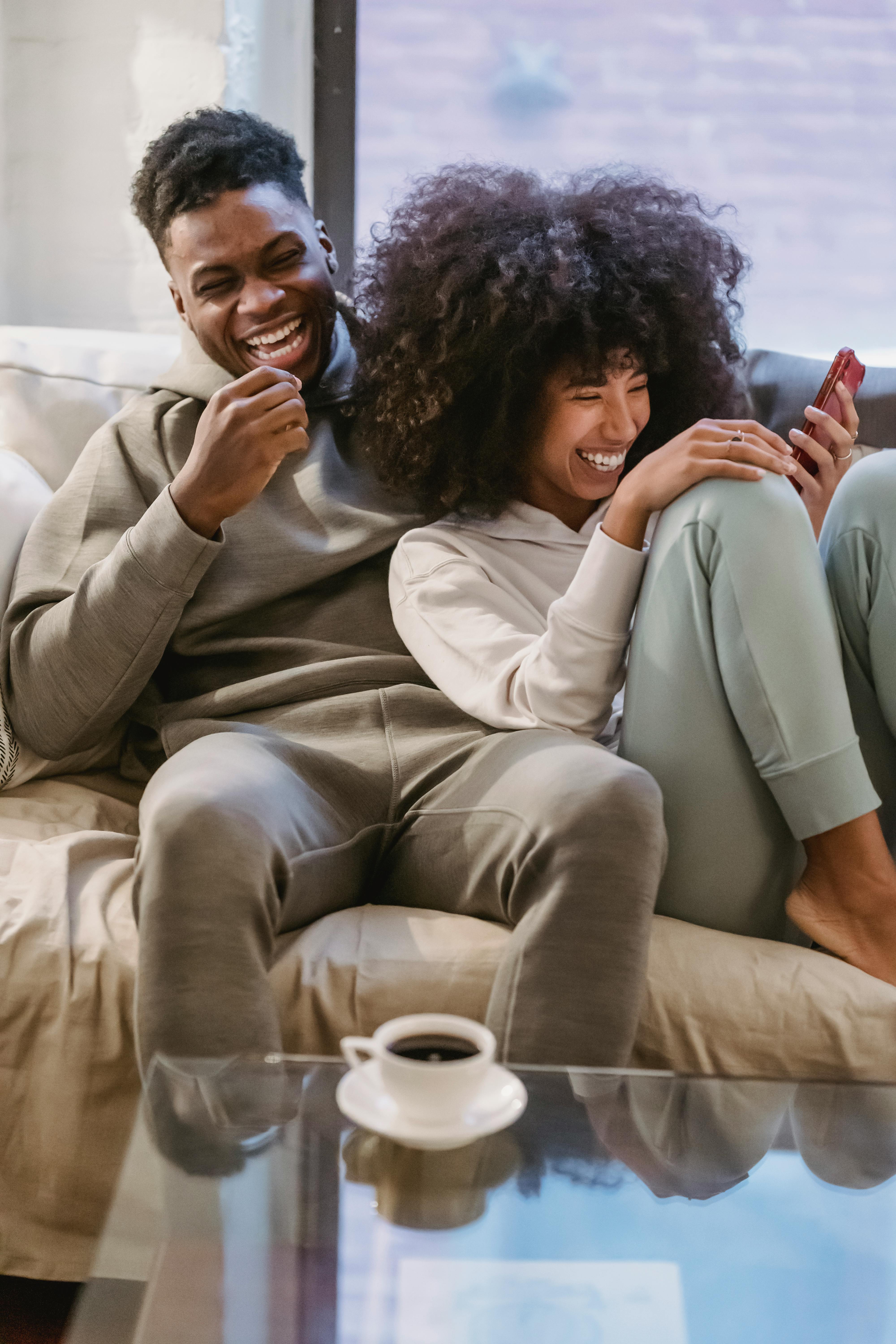 Um casal negro feliz em casa | Fonte: Pexels