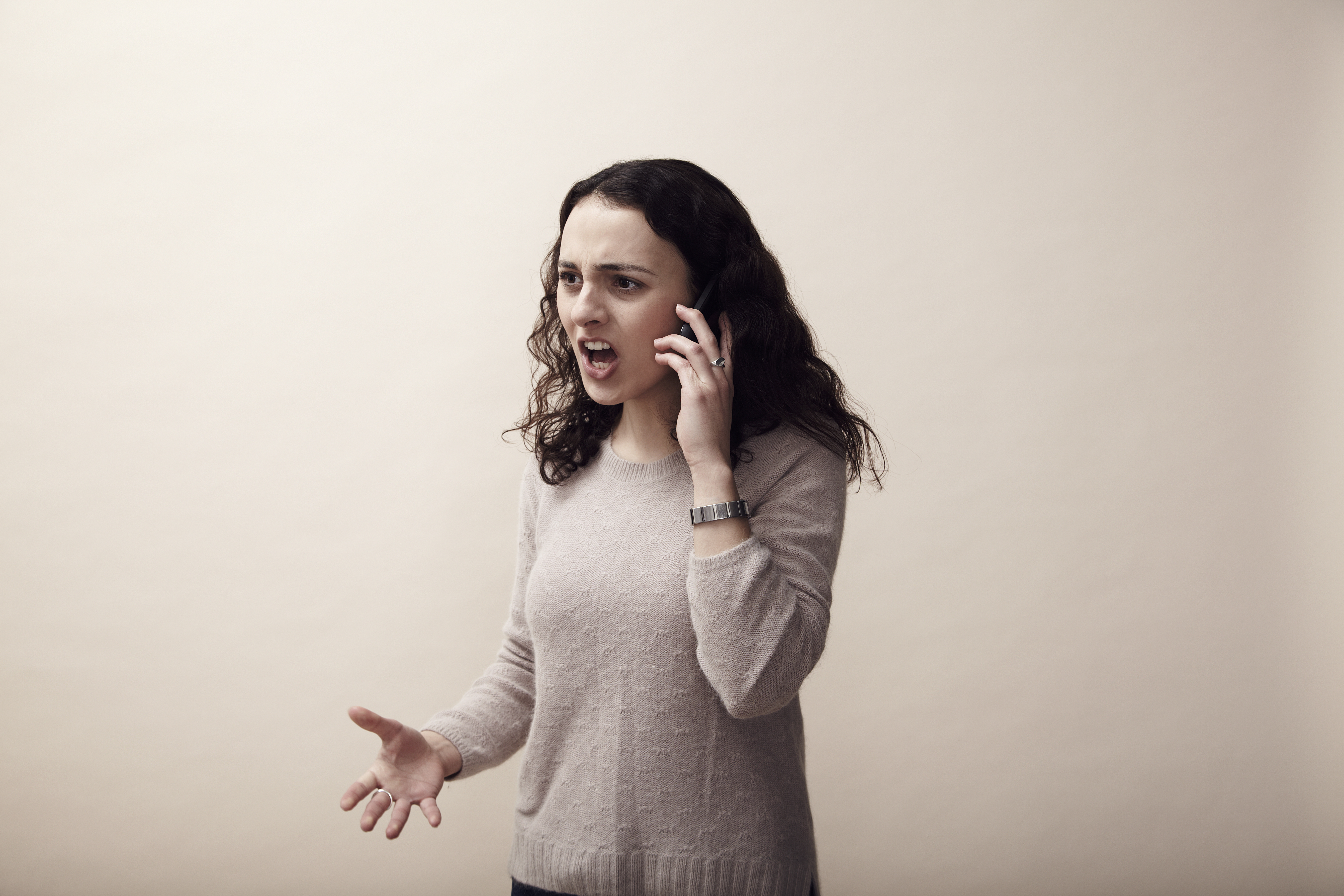 An angry woman on a phone call | Source: Getty Images