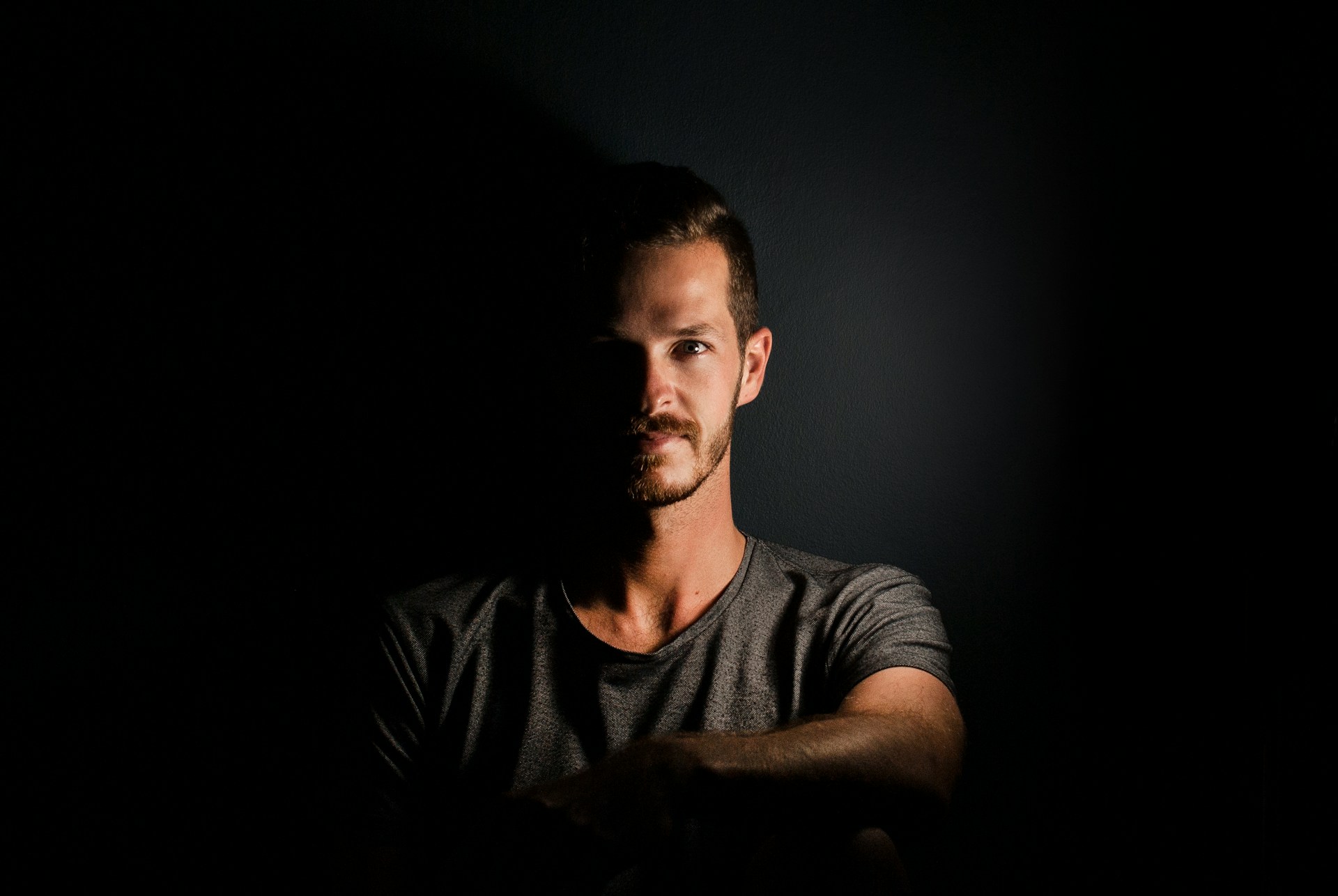 Um homem olhando para alguém | Fonte: Unsplash