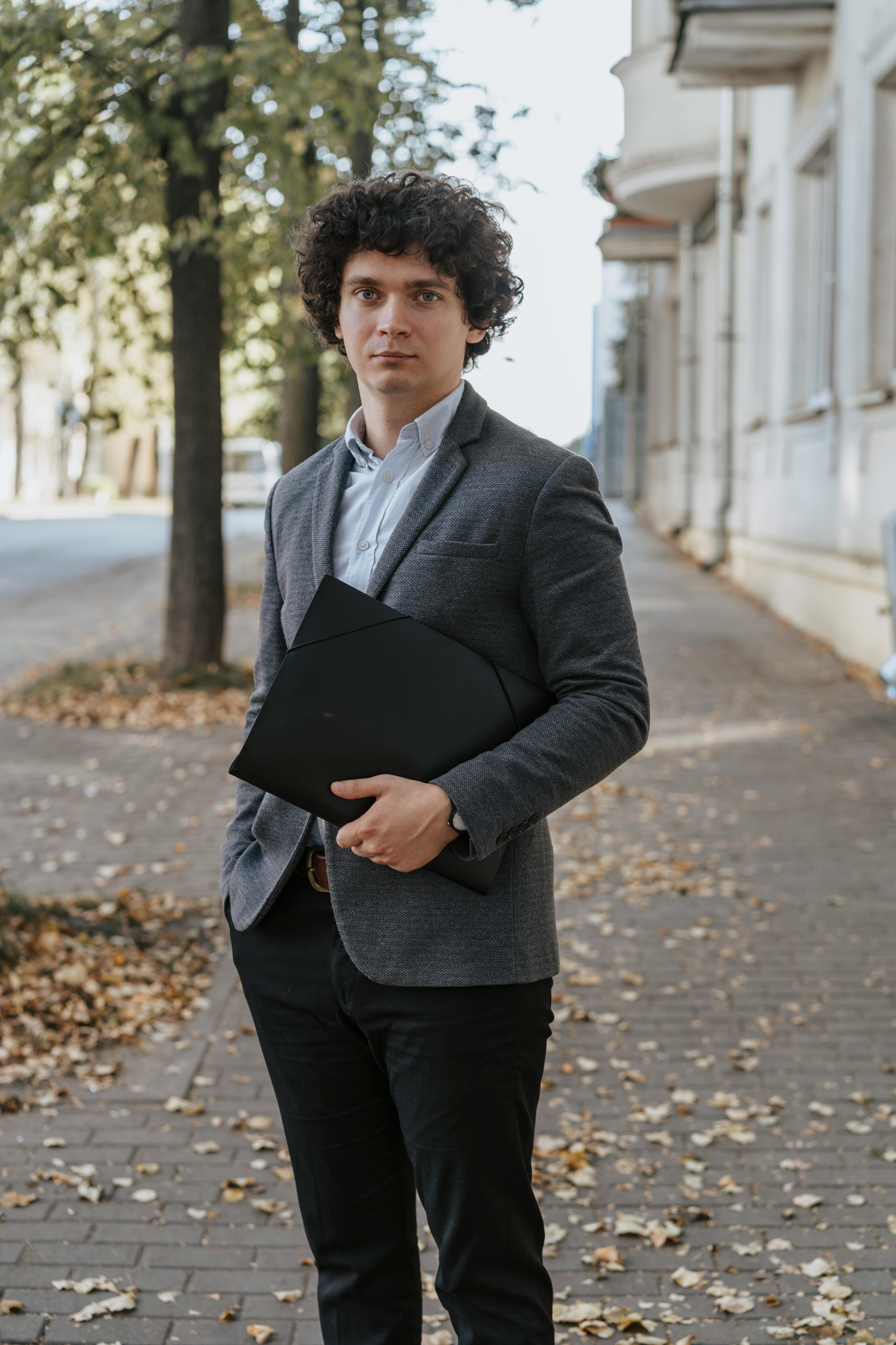 A man holding a leather folder | Source: Pexels
