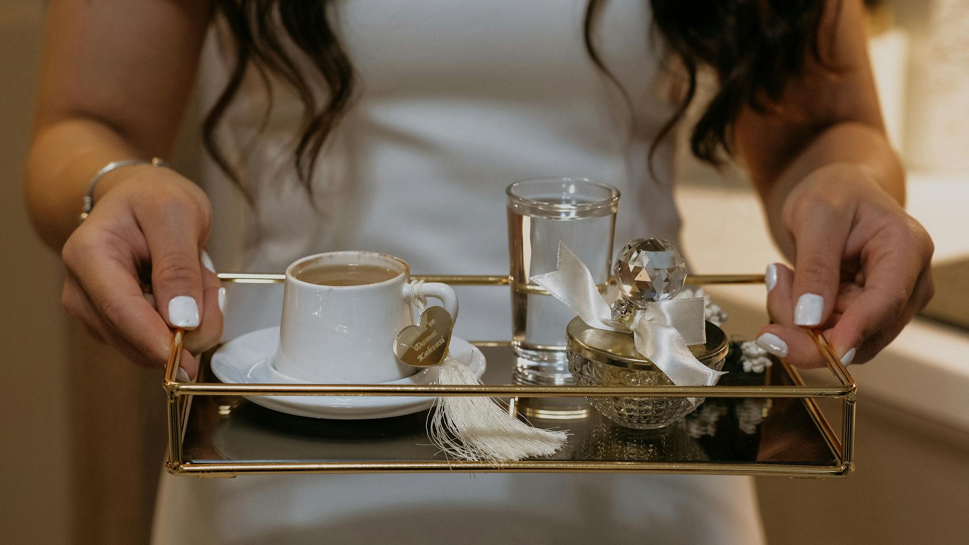 A woman carrying a tray with beverages | Source: Pexels