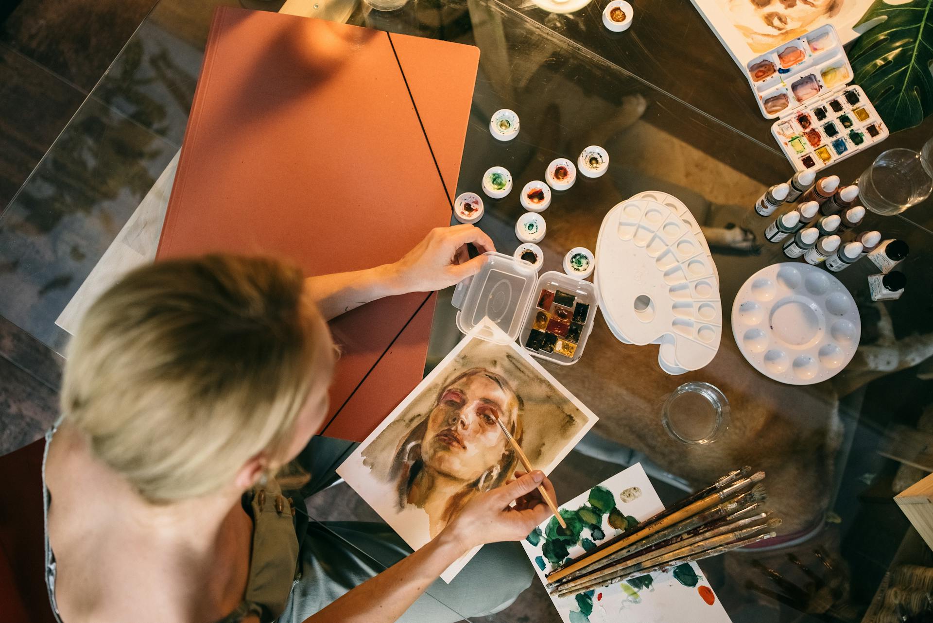 Une femme en train de peindre | Source : Pexels