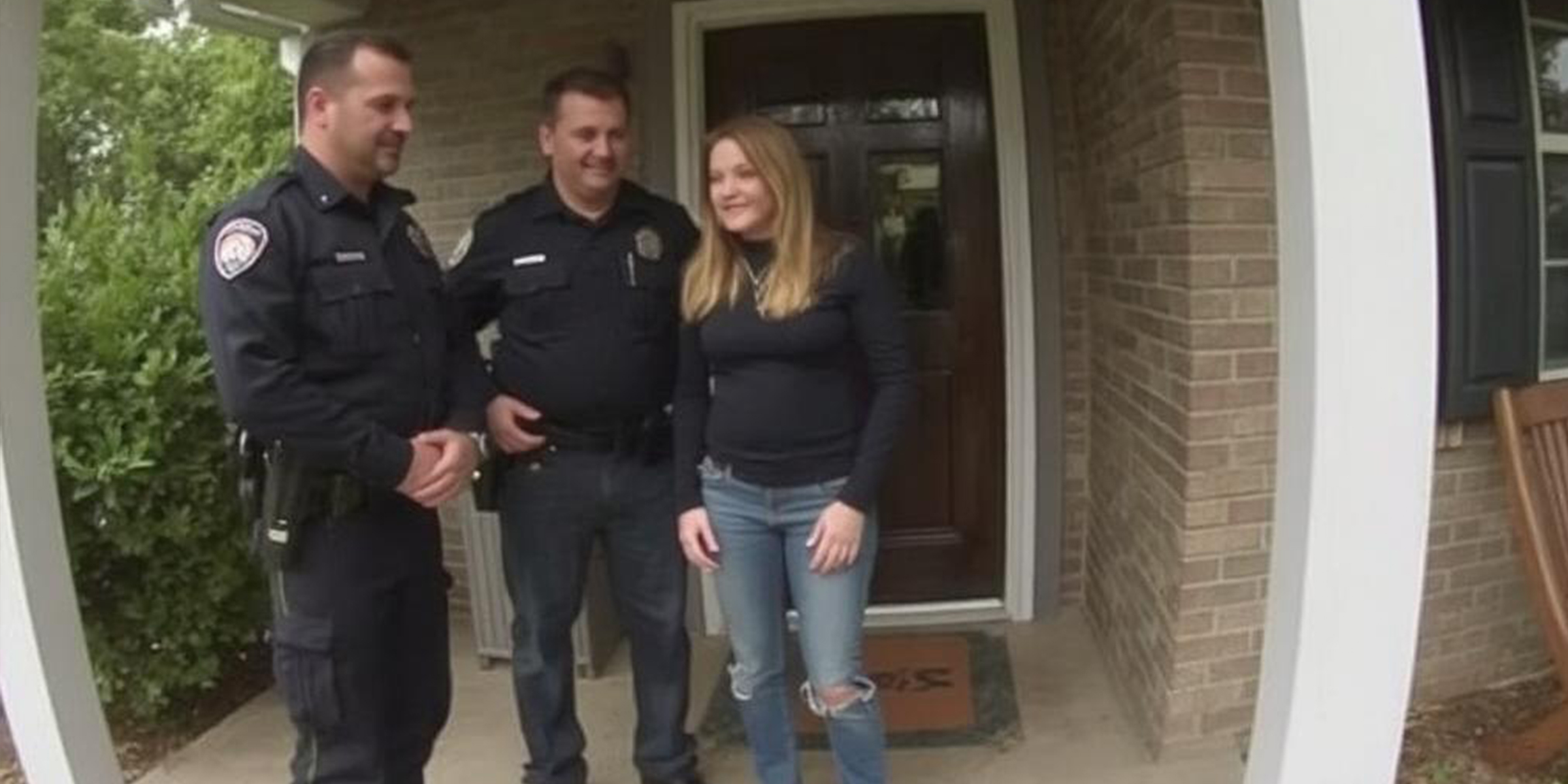 Policemen and a woman in a front porch | Source: Amomama