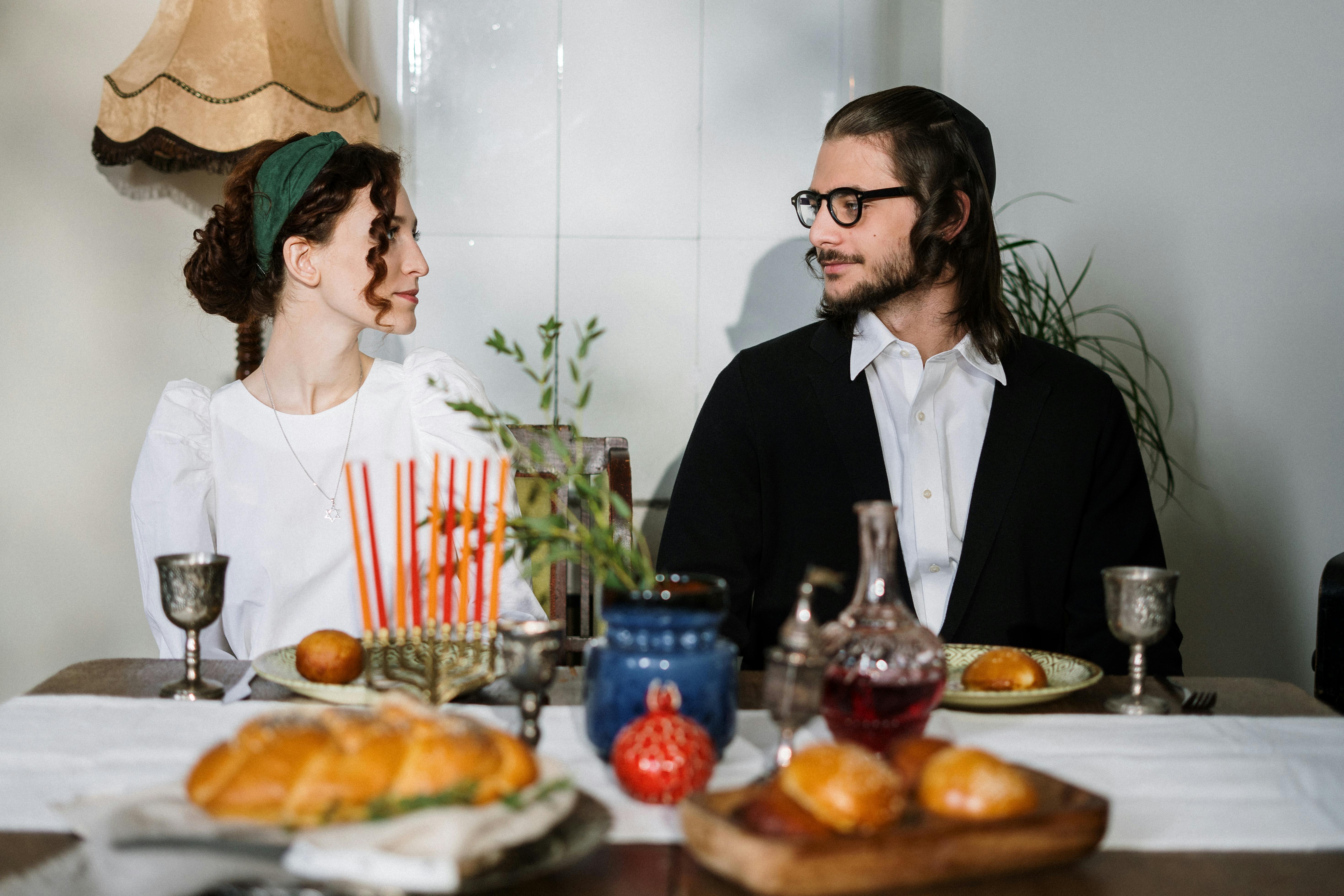 A man and a woman looking at each other | Source: Pexels