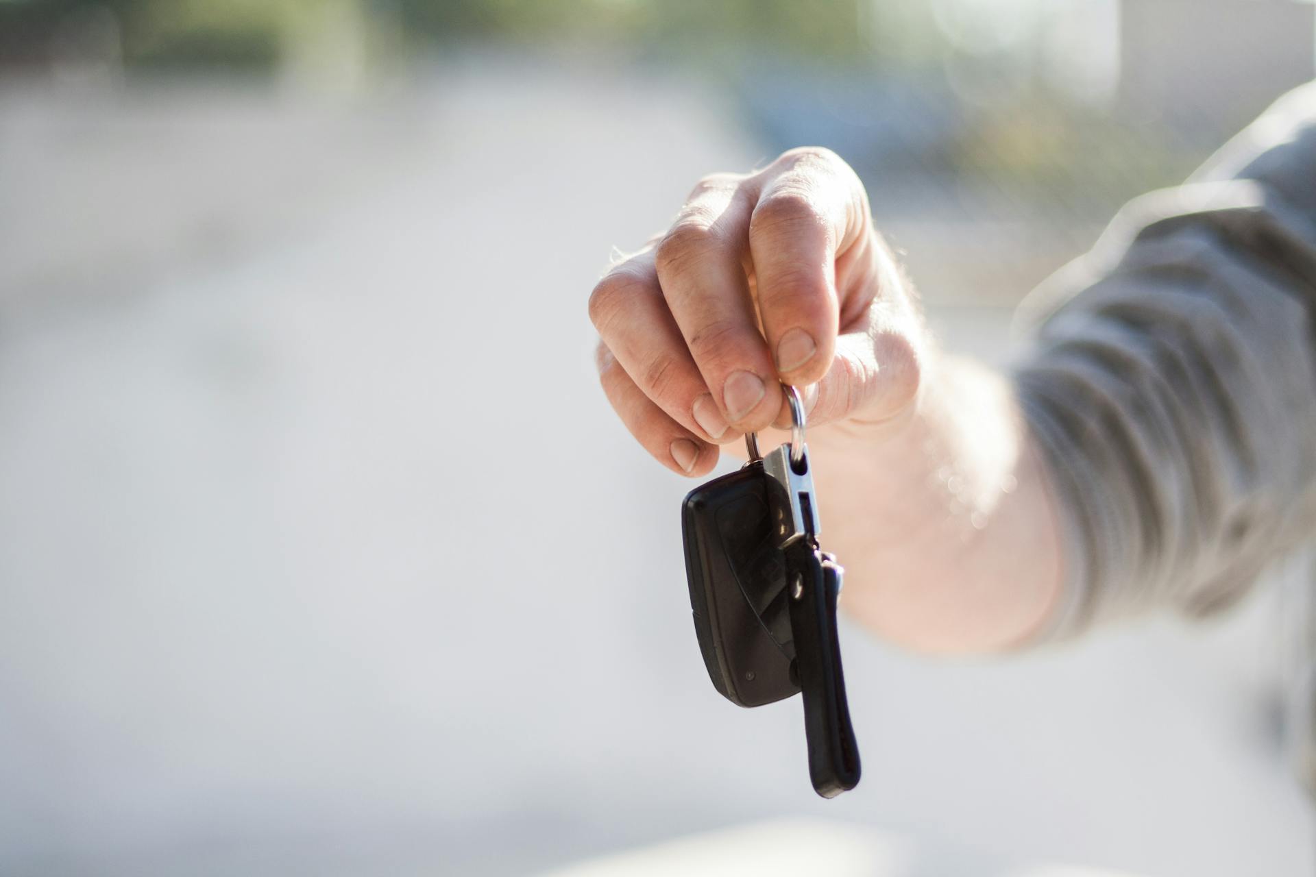 A man holding car keys | Source: Pexels