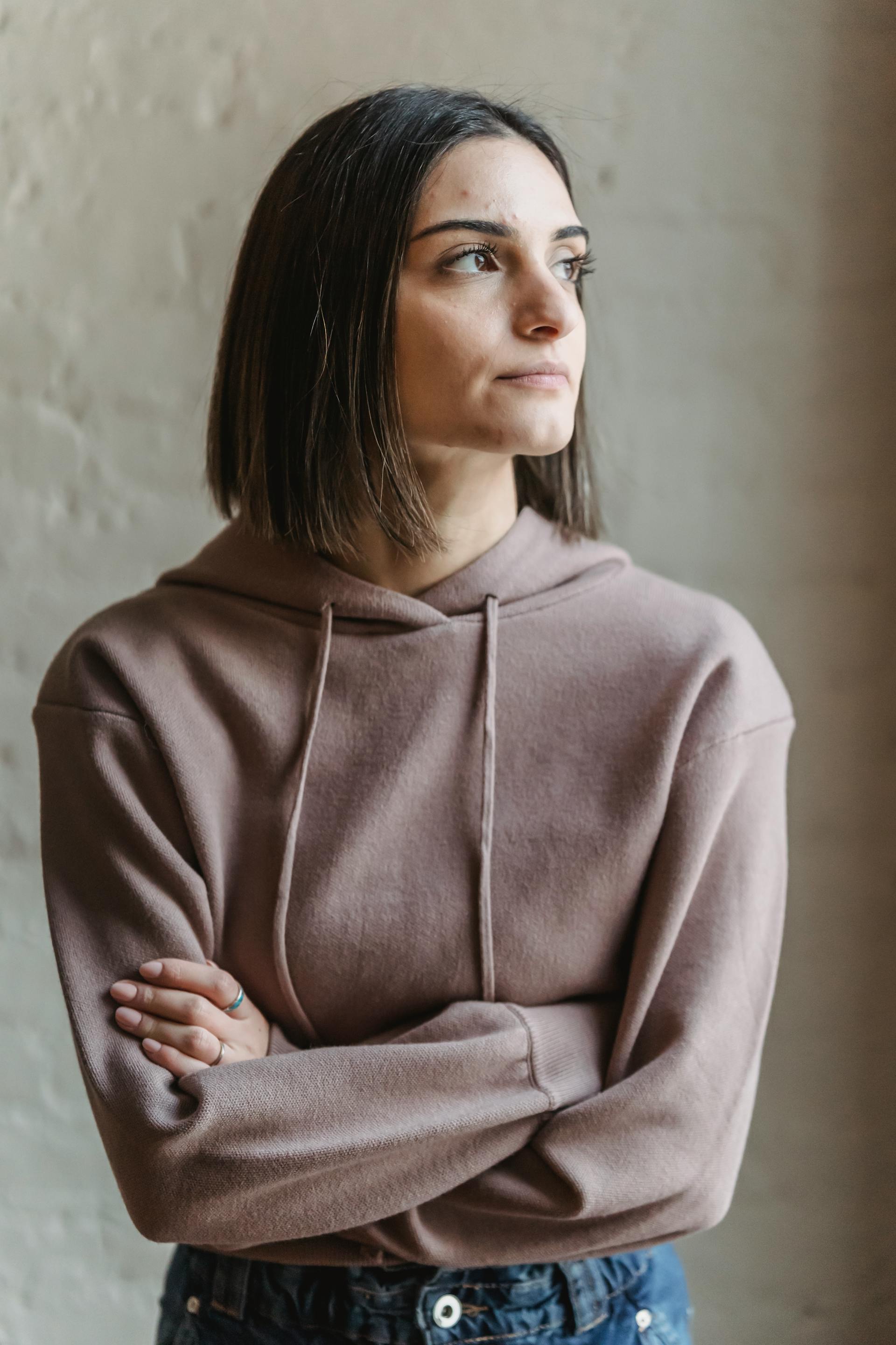 A woman standing with her arms crossed | Source: Pexels