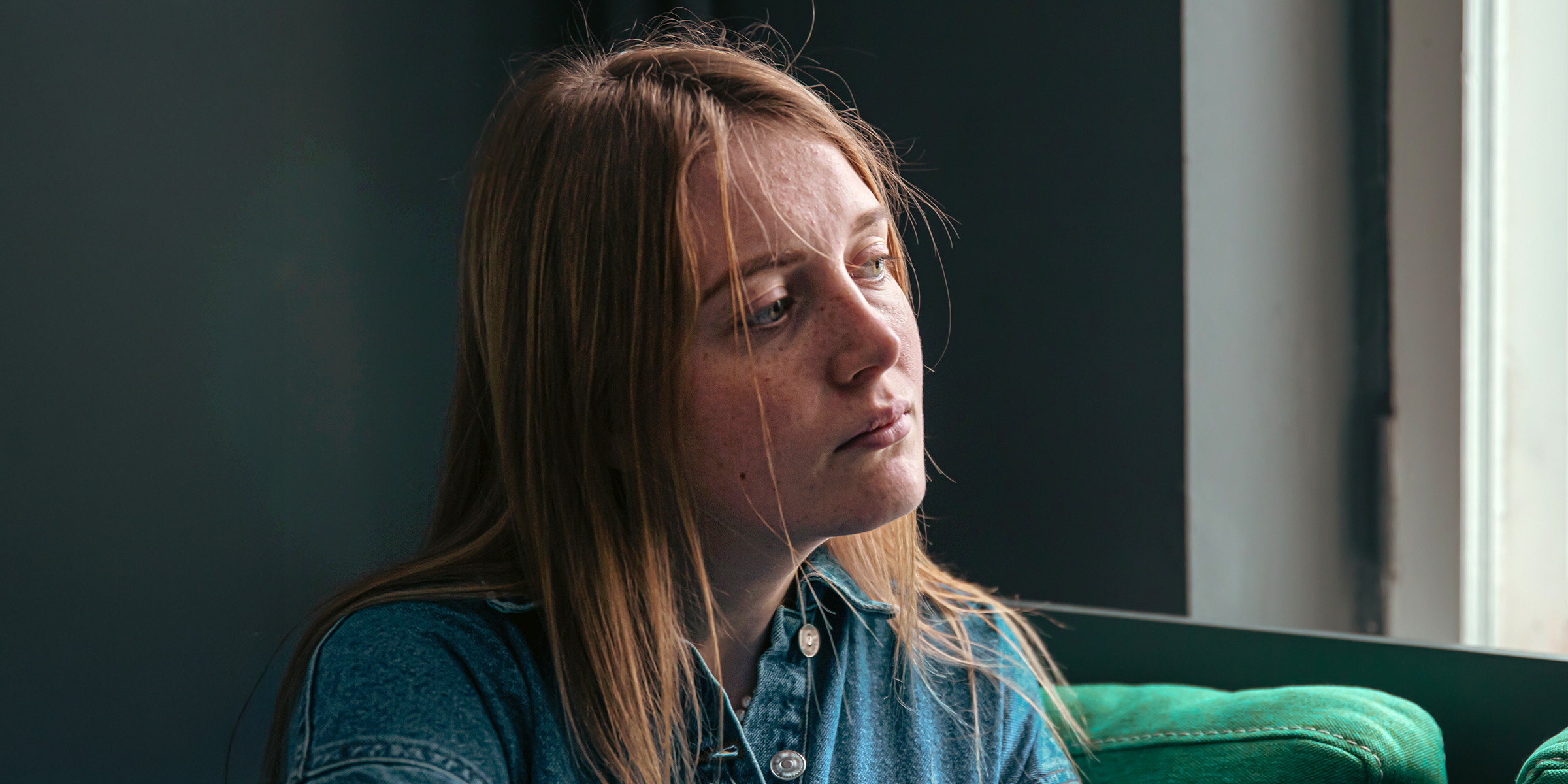 A sad woman looking to her side ⏐ Source: Shutterstock