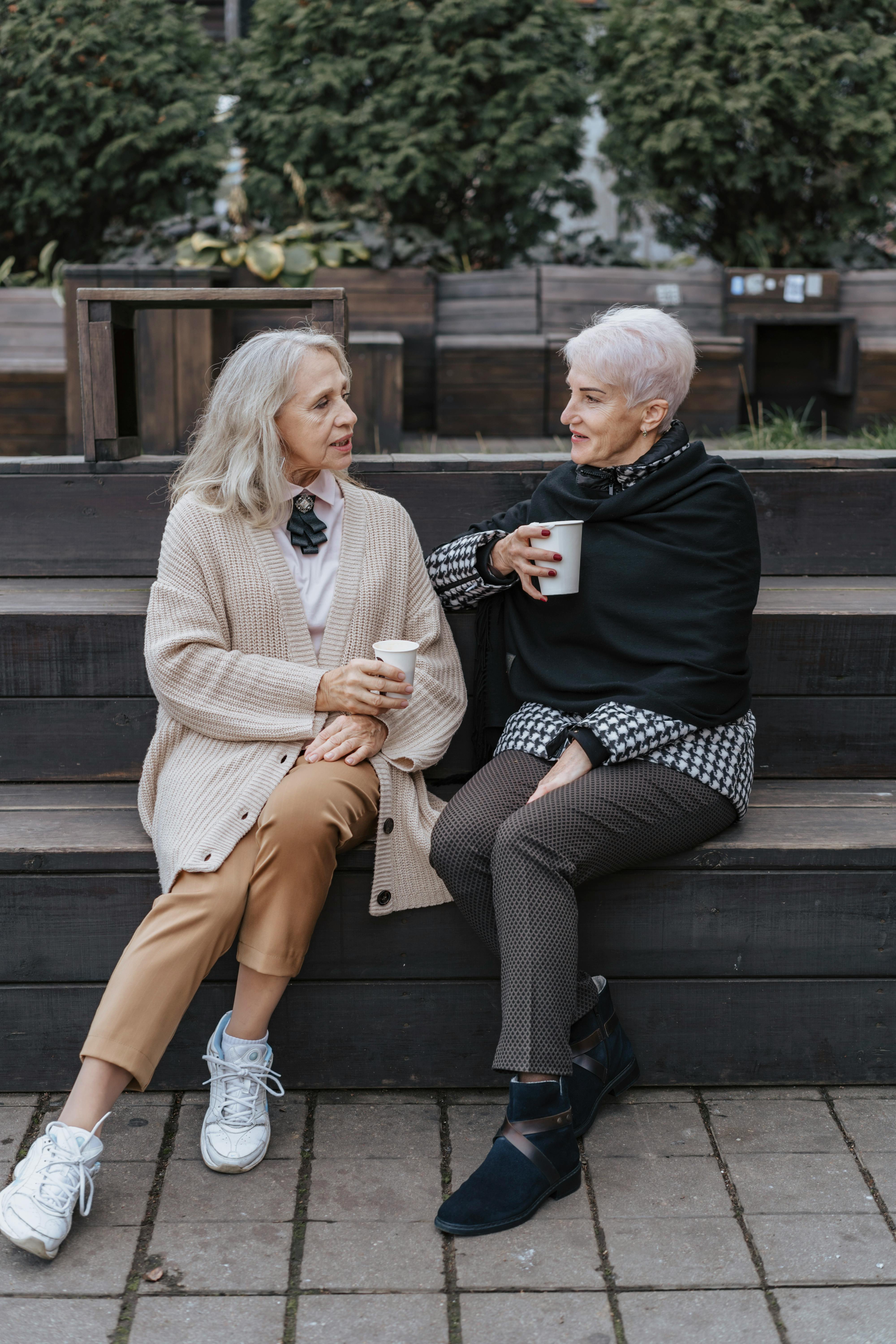 Two elderly friends talking | Source: Pexels