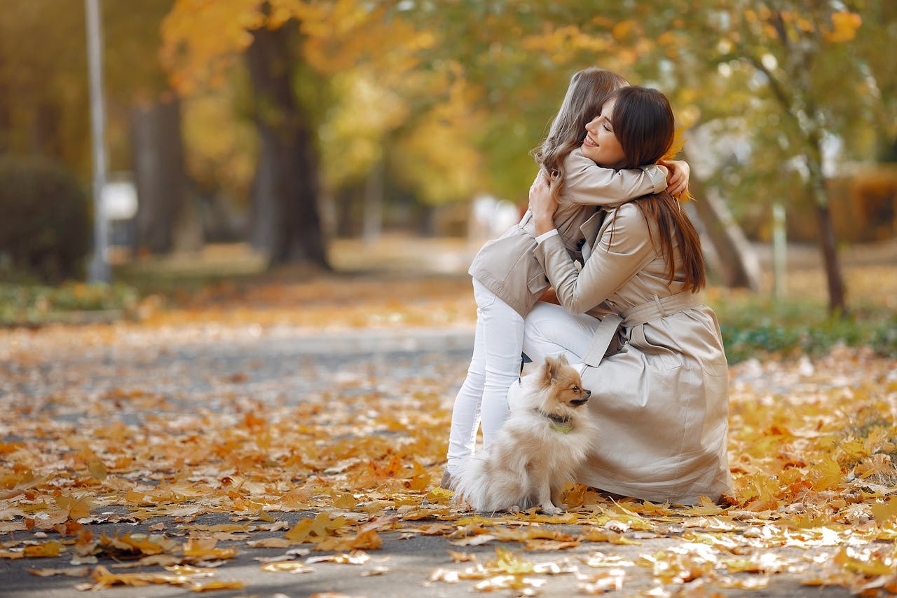 A woman hugging a little girl | Source: Pexels