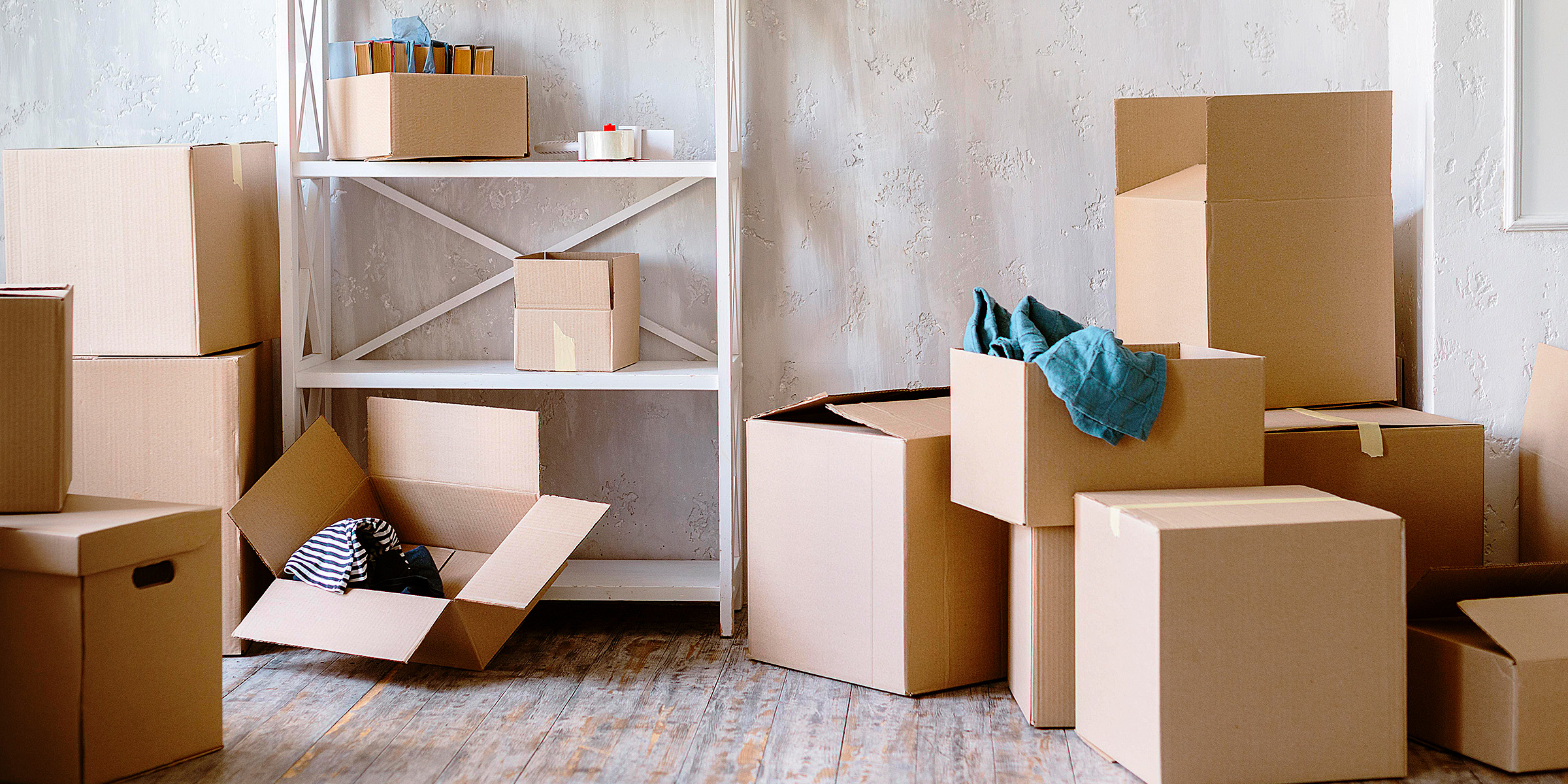 Cardboard boxes in a room | Source: Freepik