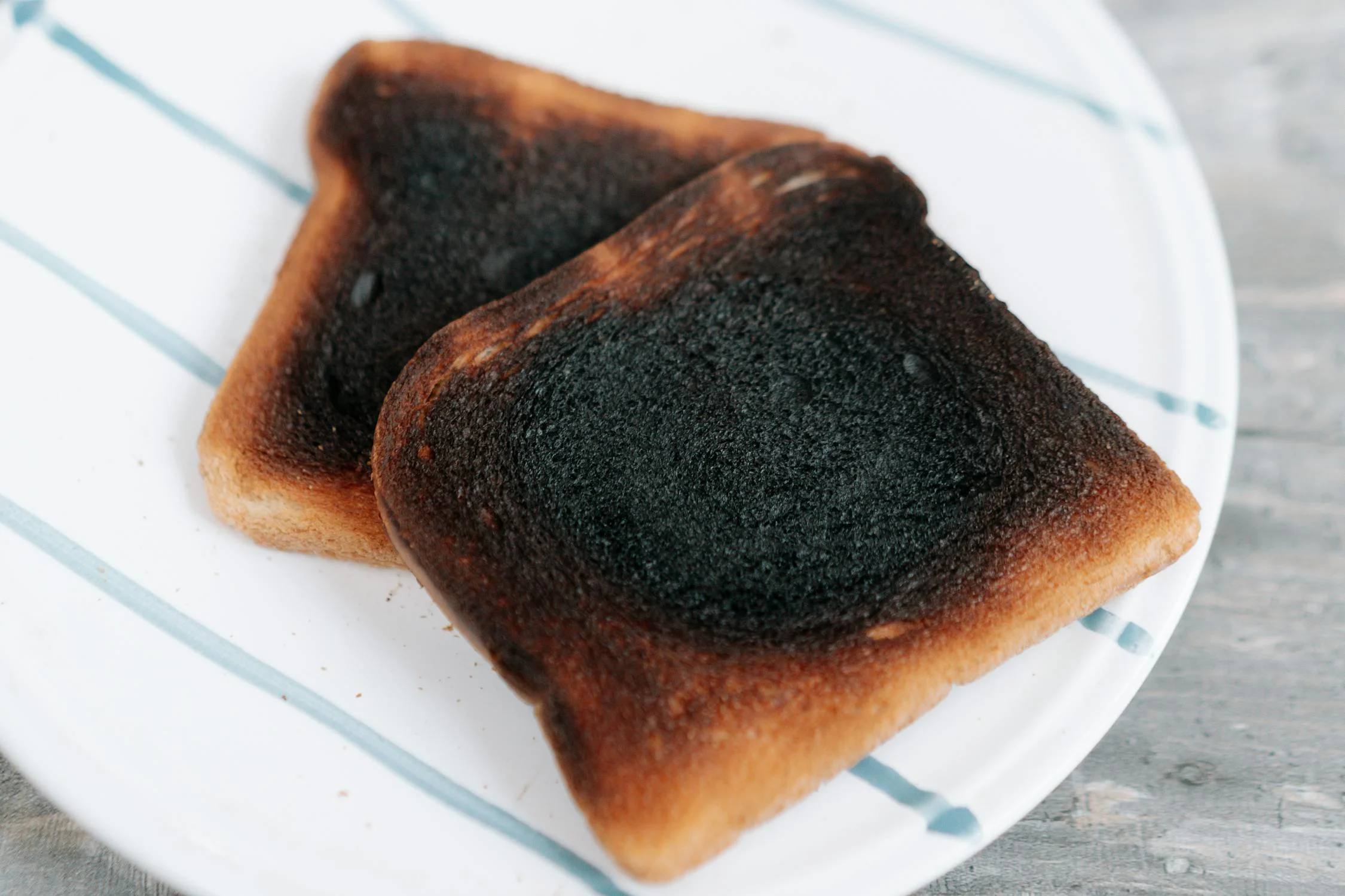 Burnt toast on a plate | Source: Pexels