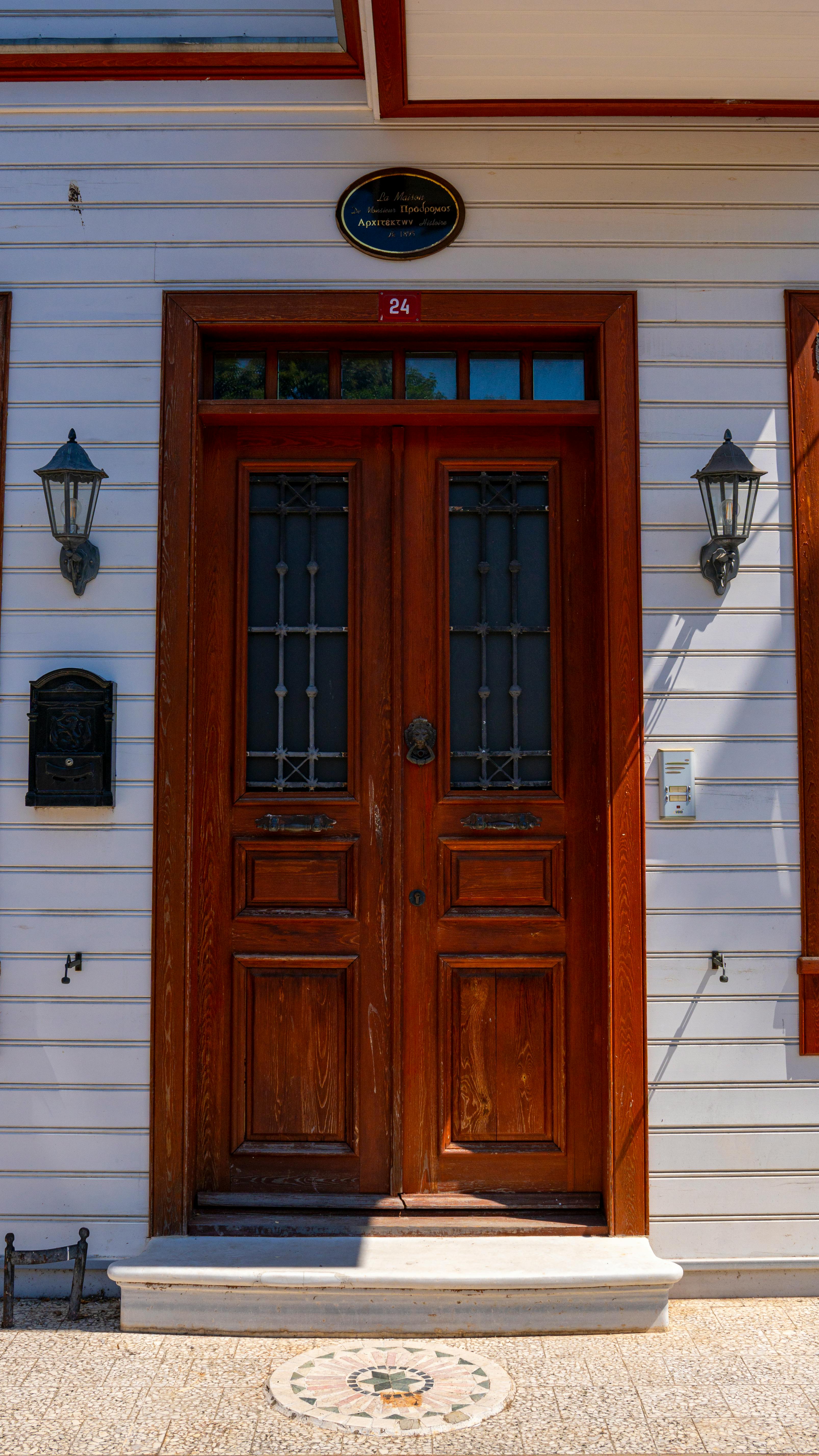 A closed front door | Source: Pexels