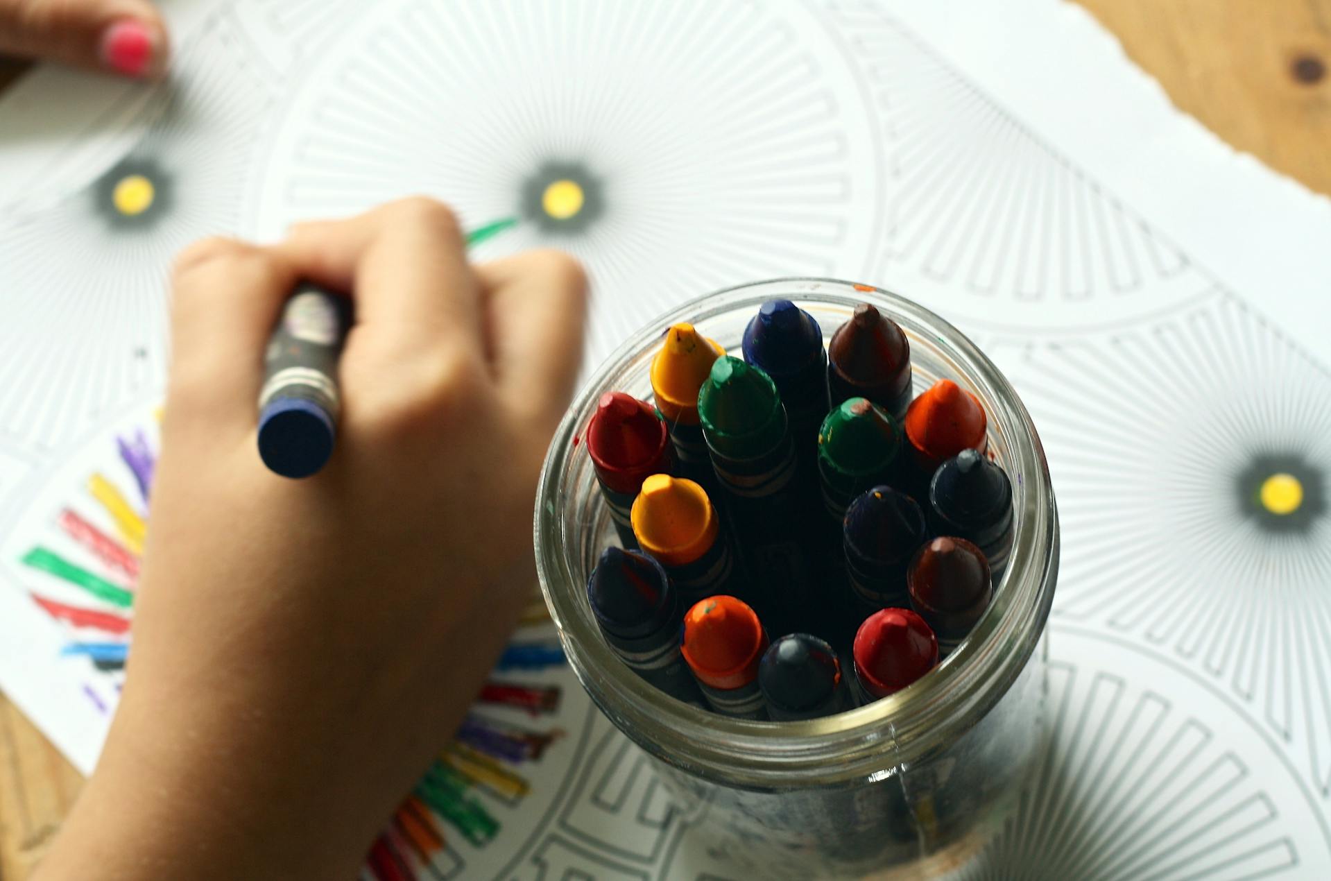 A child holding a crayon | Source: Pexels