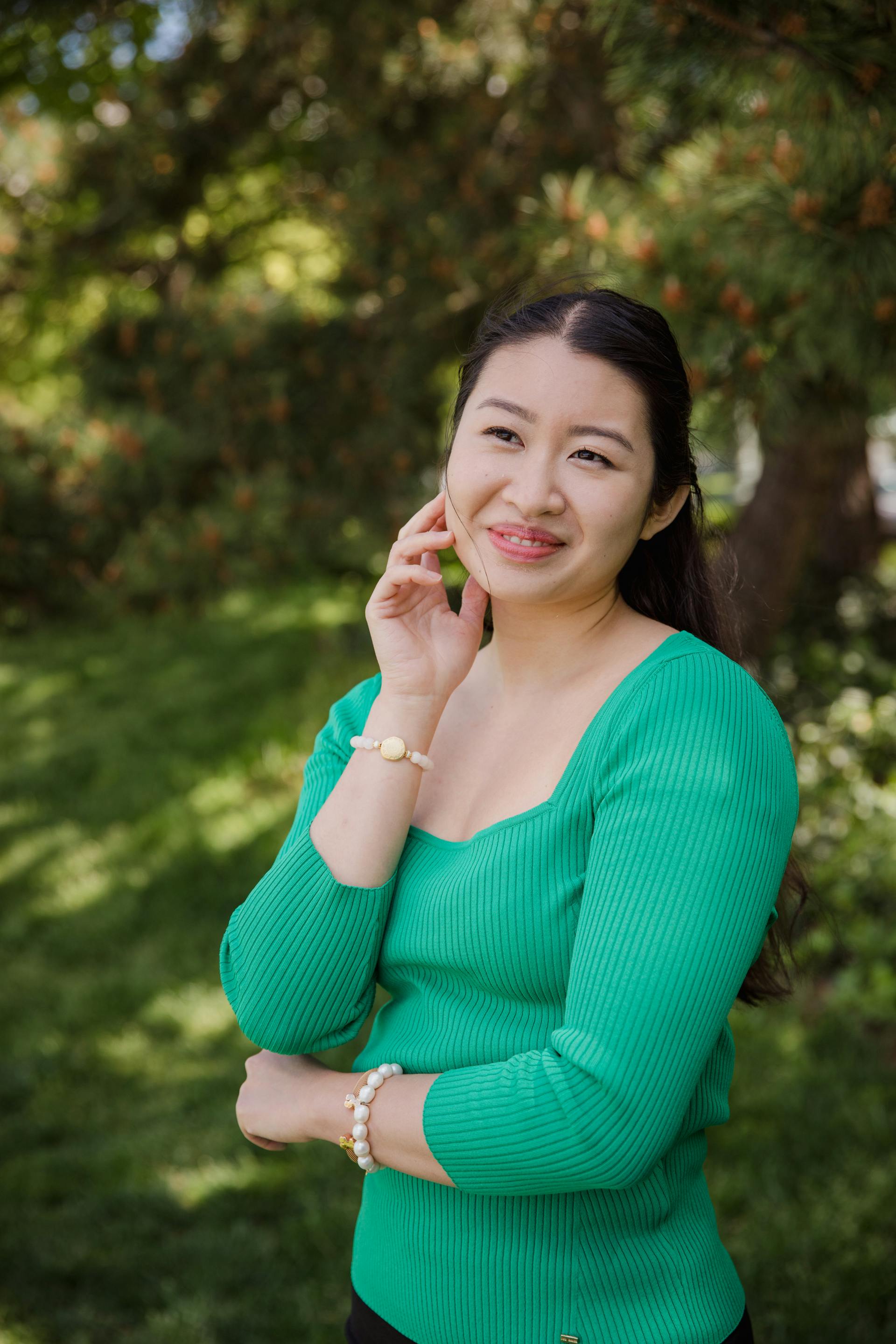 A beautiful woman with a green shirt smiling outdoors | Source: Pexels