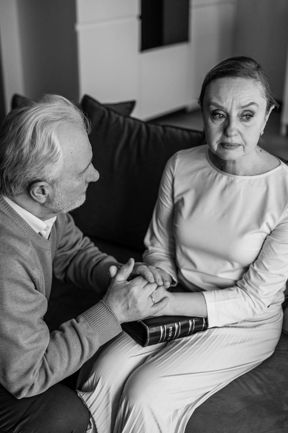 A woman looking away while her husband consoles her ⏐ Source: Pexels