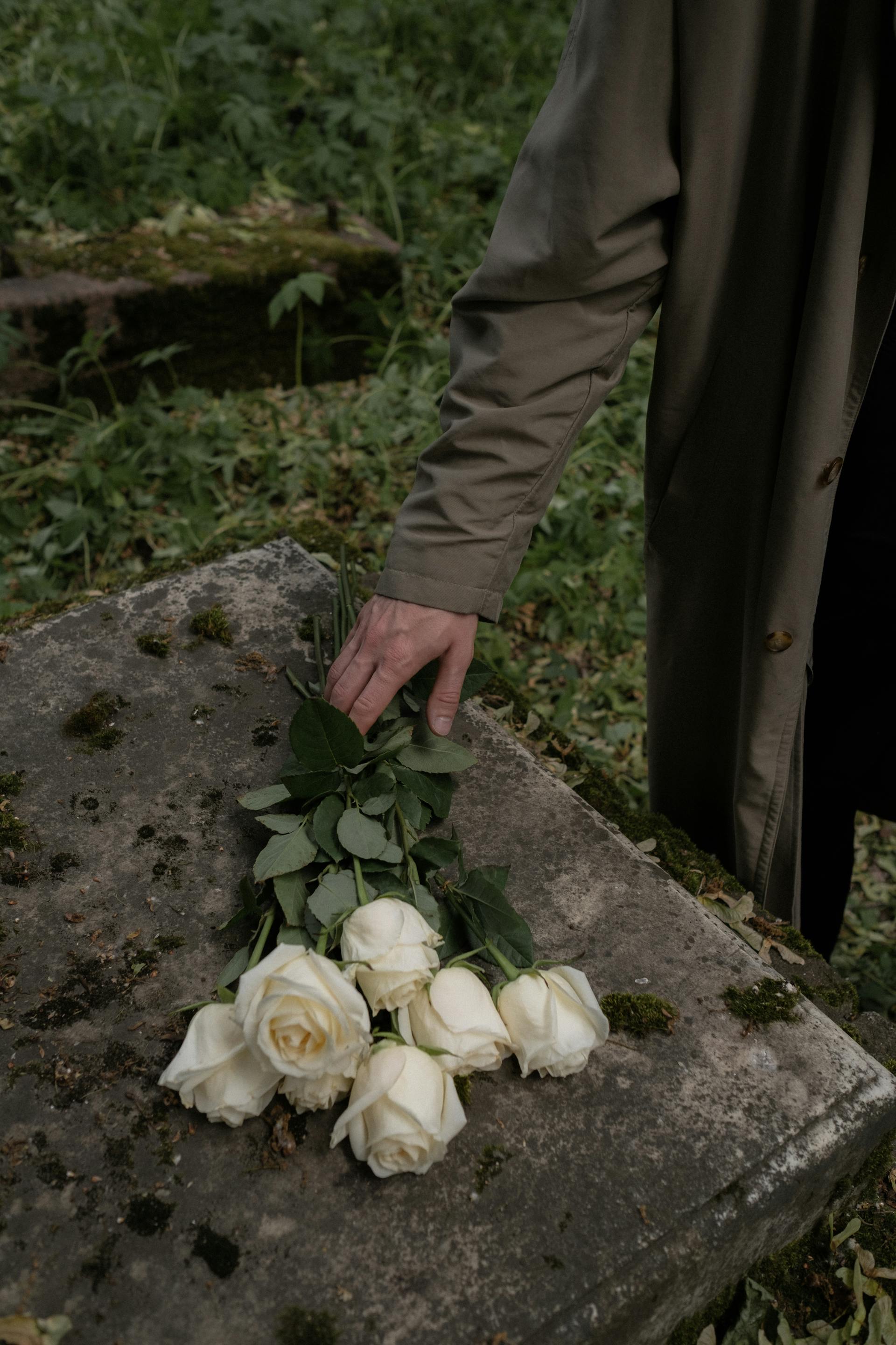 A man standing by a grave | Source: Pexels