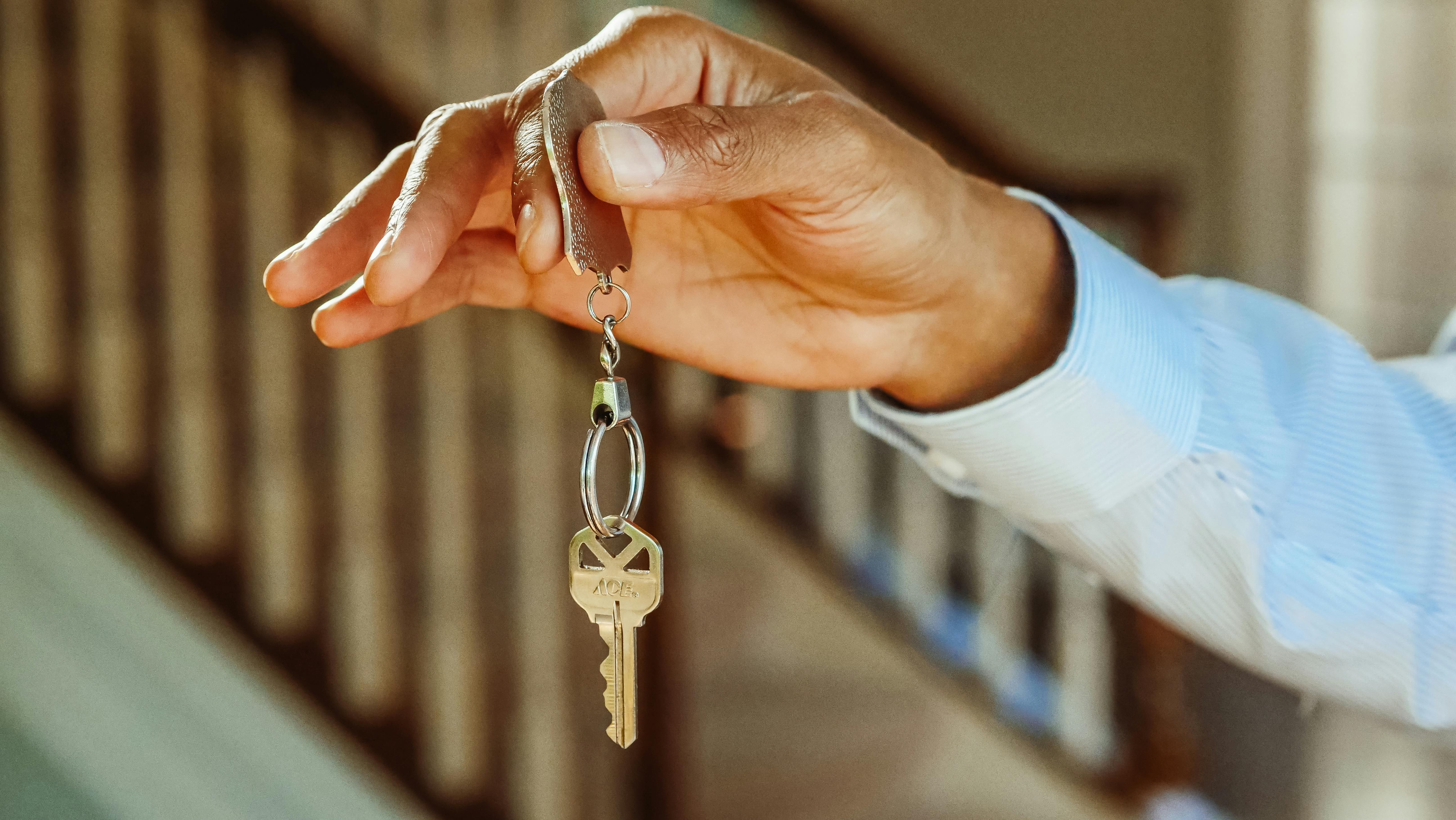 A person holding a silver keychain | Source: Pexels